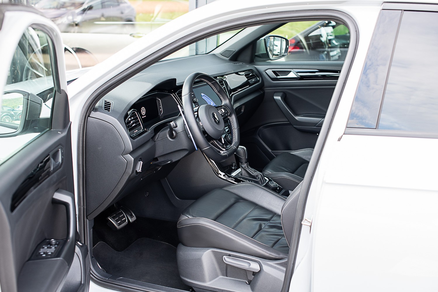VW T-Roc 2.0 TSI R 4M-image-6