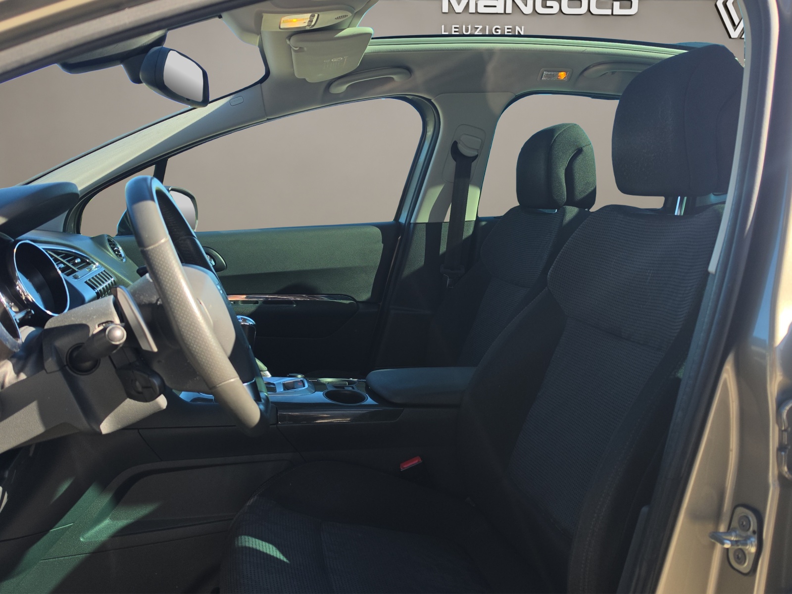 PEUGEOT 3008 1.6 HDI Sport Pack EGS6-image-8