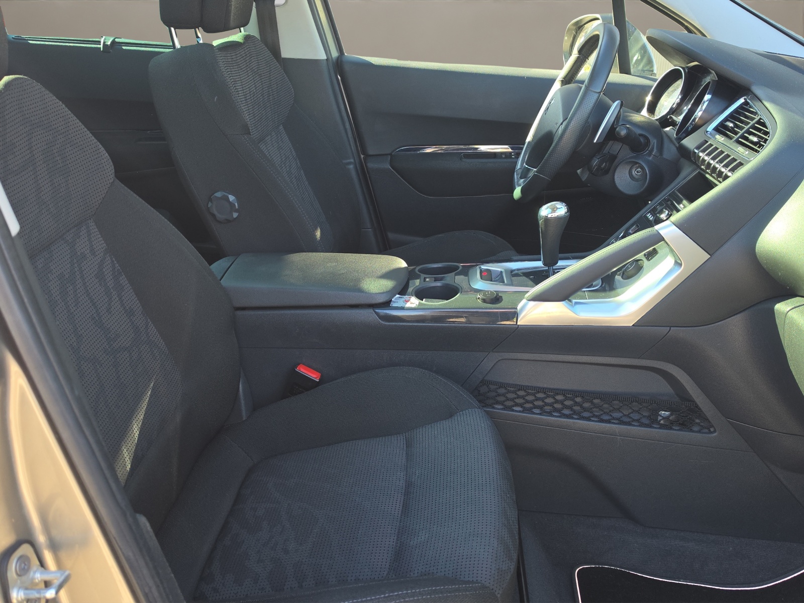 PEUGEOT 3008 1.6 HDI Sport Pack EGS6-image-11