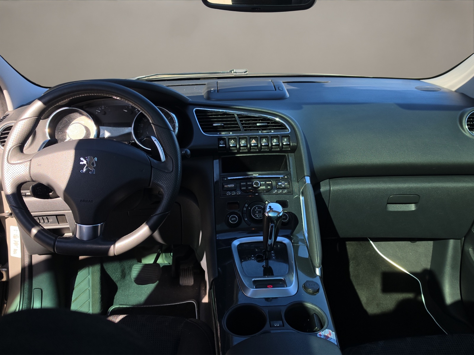 PEUGEOT 3008 1.6 HDI Sport Pack EGS6-image-10