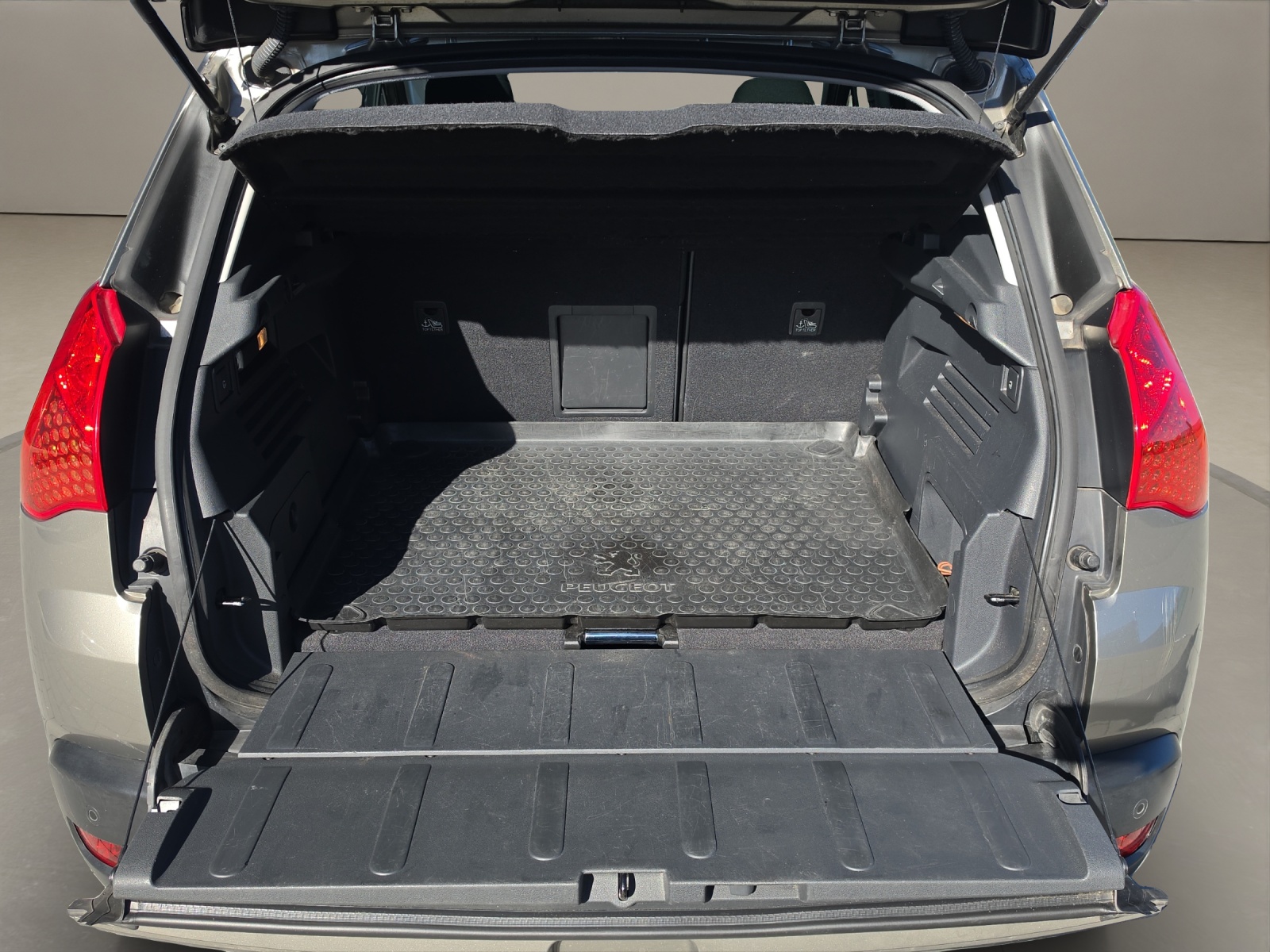PEUGEOT 3008 1.6 HDI Sport Pack EGS6-image-12
