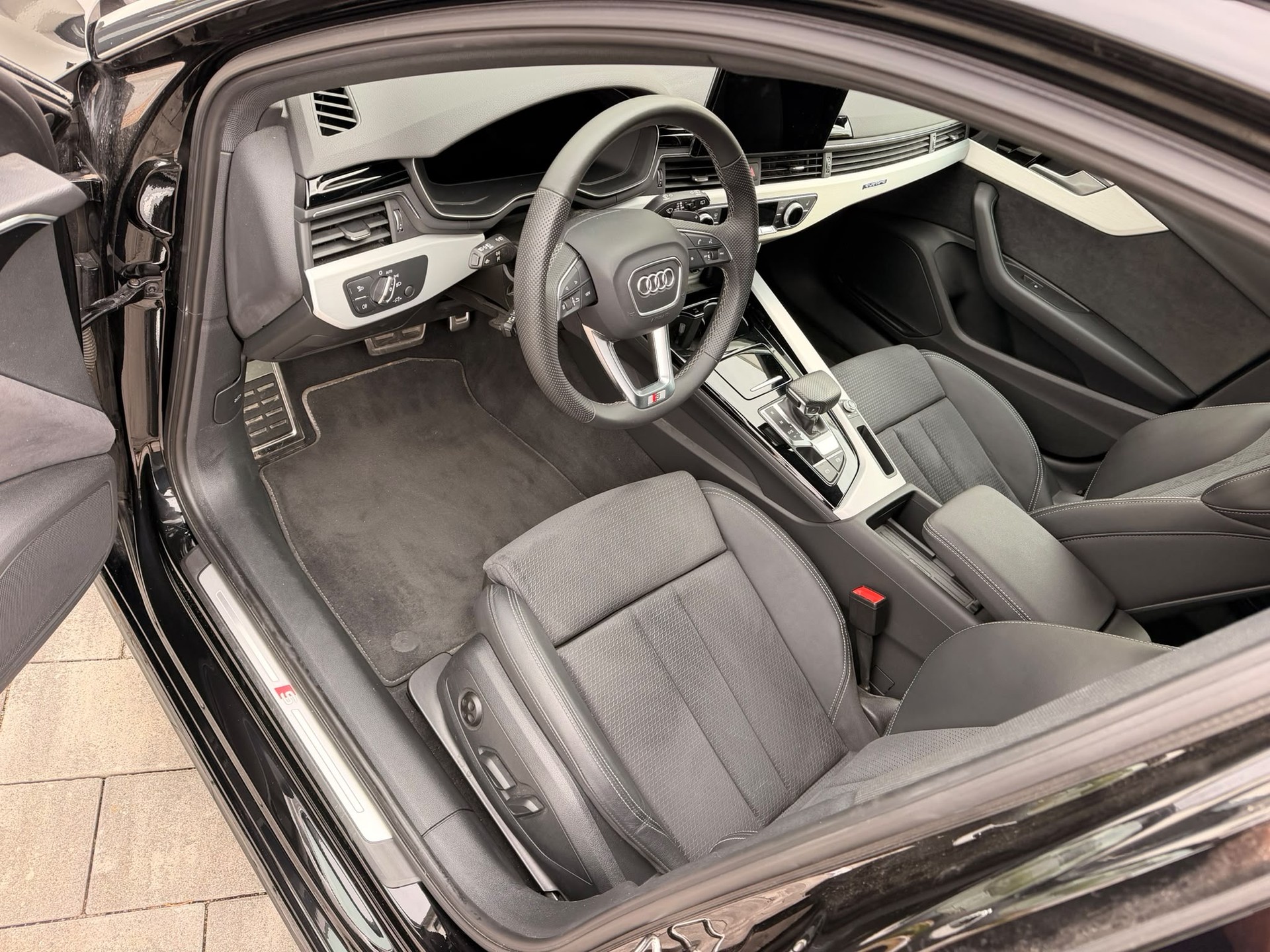 AUDI 2.0 40 TDI S Line Attraction quattro S-Tronic-image-2