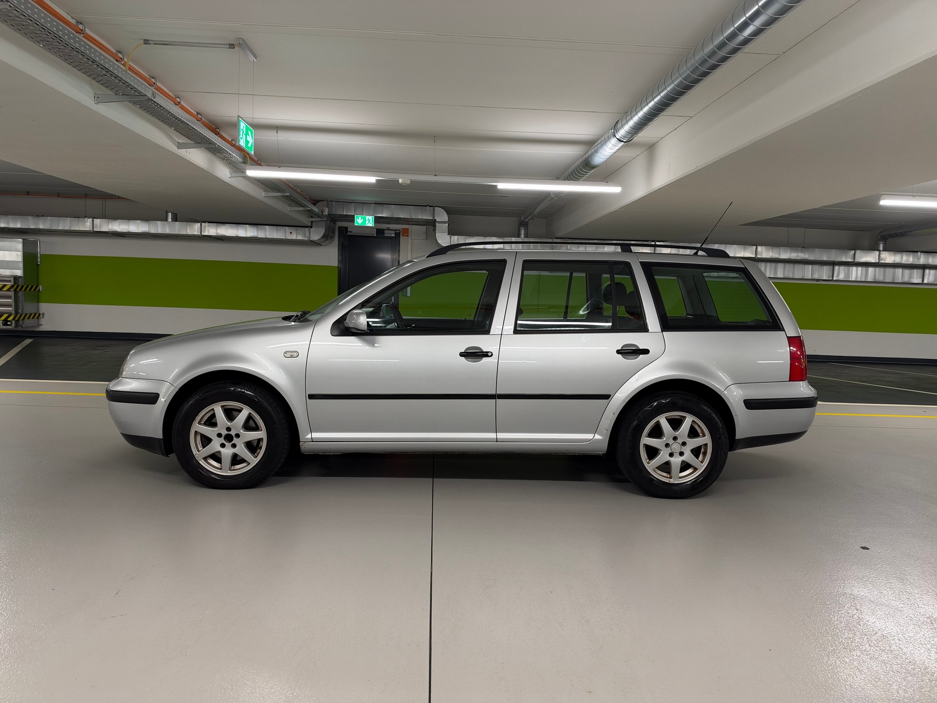 VW Golf Variant 1.6 Comfortline Automatic-image-7