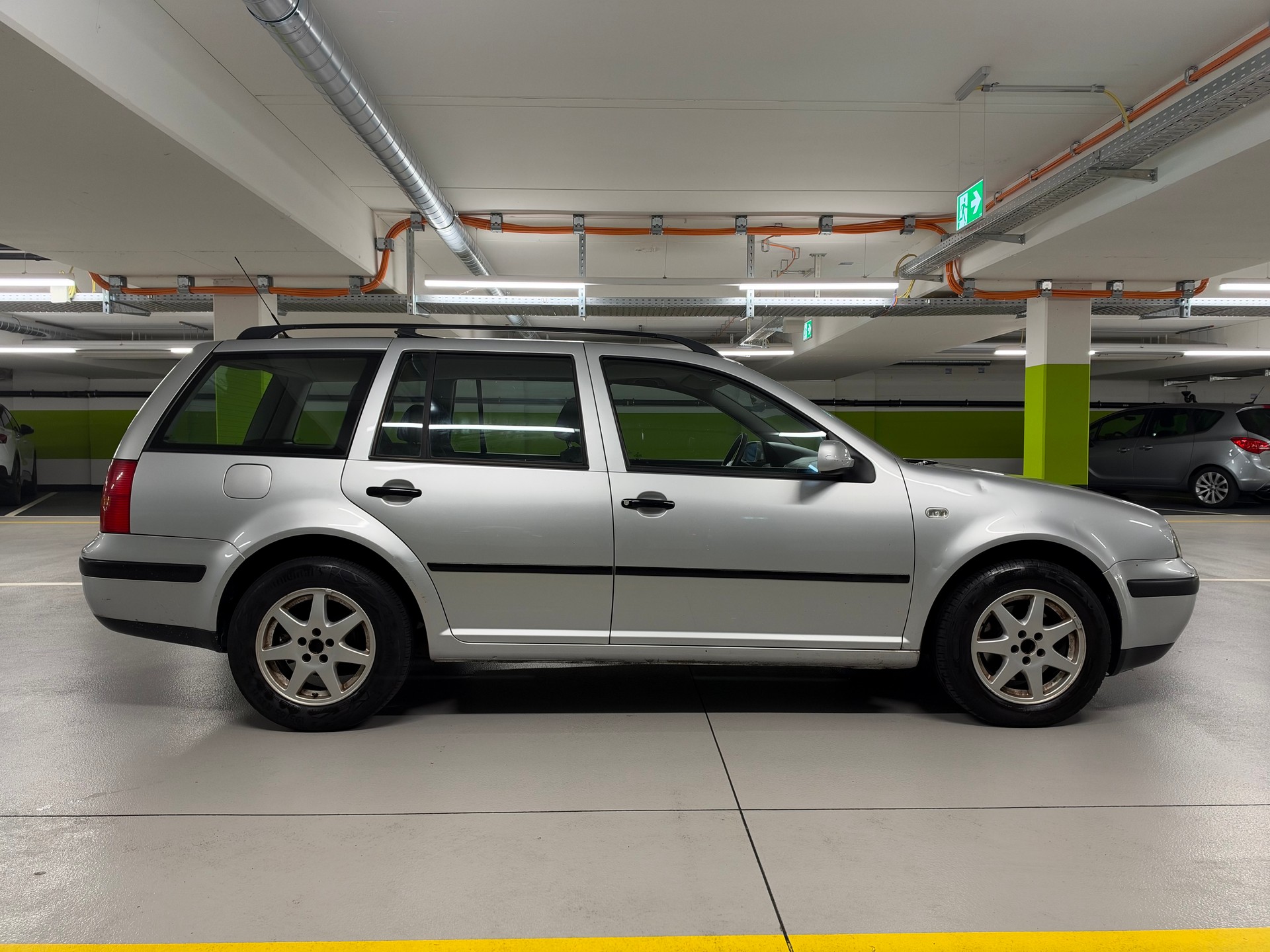 VW Golf Variant 1.6 Comfortline Automatic-image-3