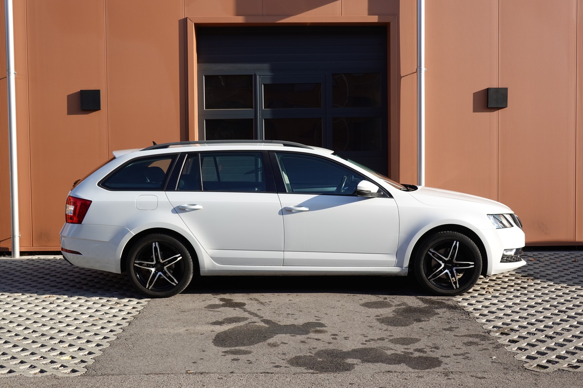 SKODA Octavia 1.5 G-tec Style "* CH Auto * 8 Roues * Capteurs avant/arrière * Tempomat Adaptatif * Clim Auto * Crochet attelage *"-image-3