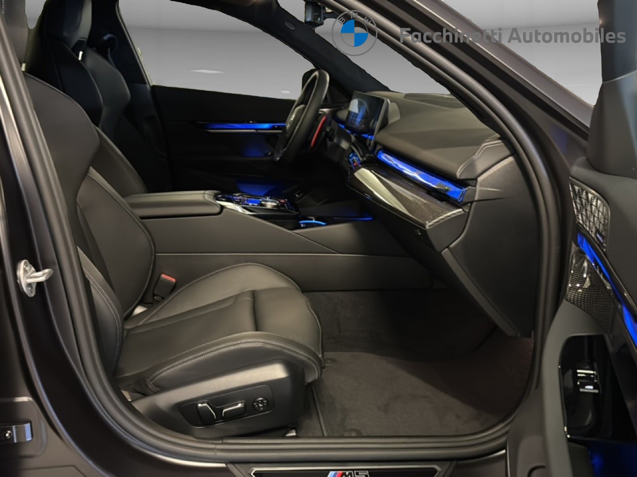 BMW M5 xDrive Touring-image-13