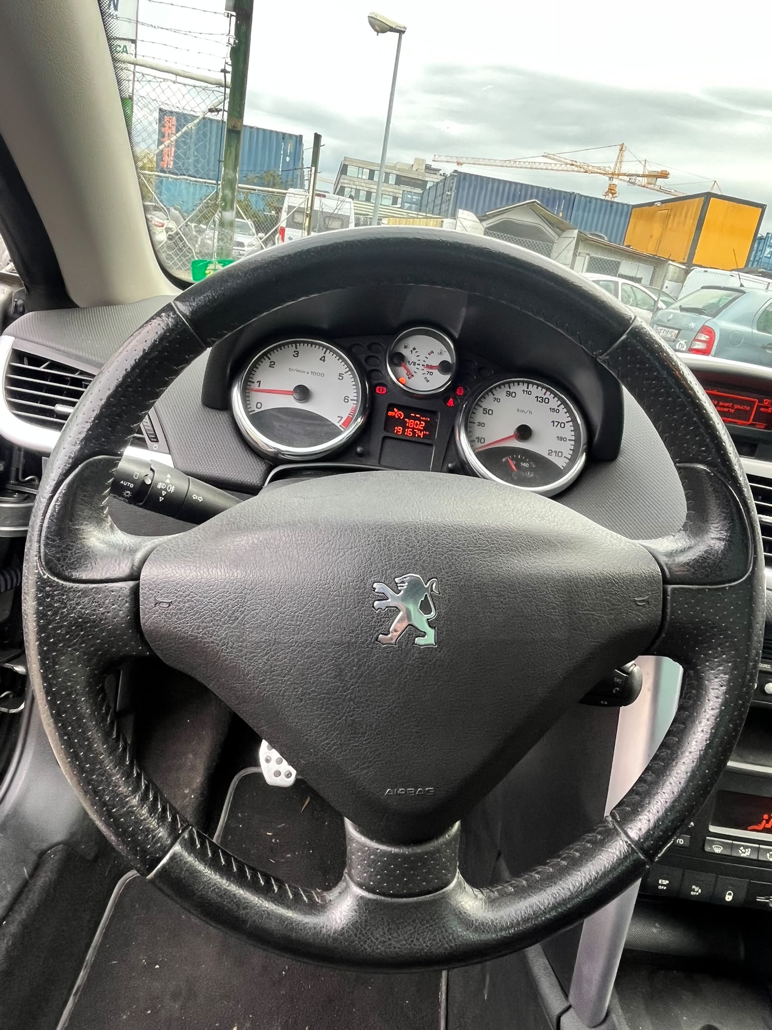 PEUGEOT 207 CC 1.6 16V Turbo Platinium Edition-image-12