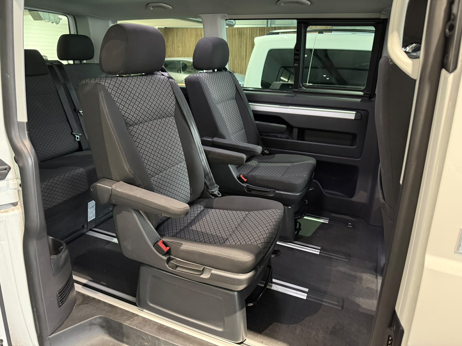 VW T6.1 Multivan 2.0 TDI Trendline Liberty DSG-image-10