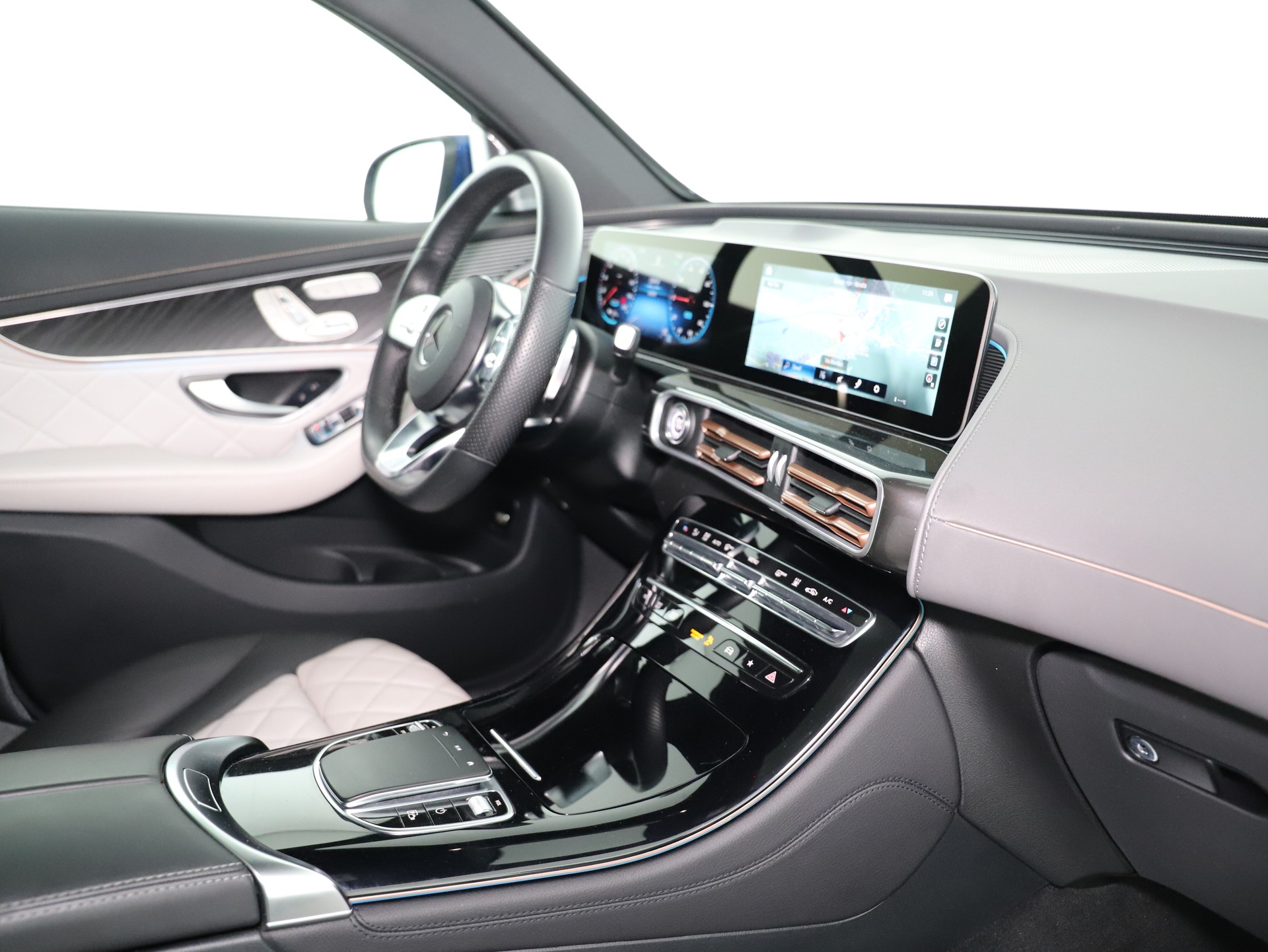 MERCEDES-BENZ EQC 400 AMG Line 4Matic-image-10