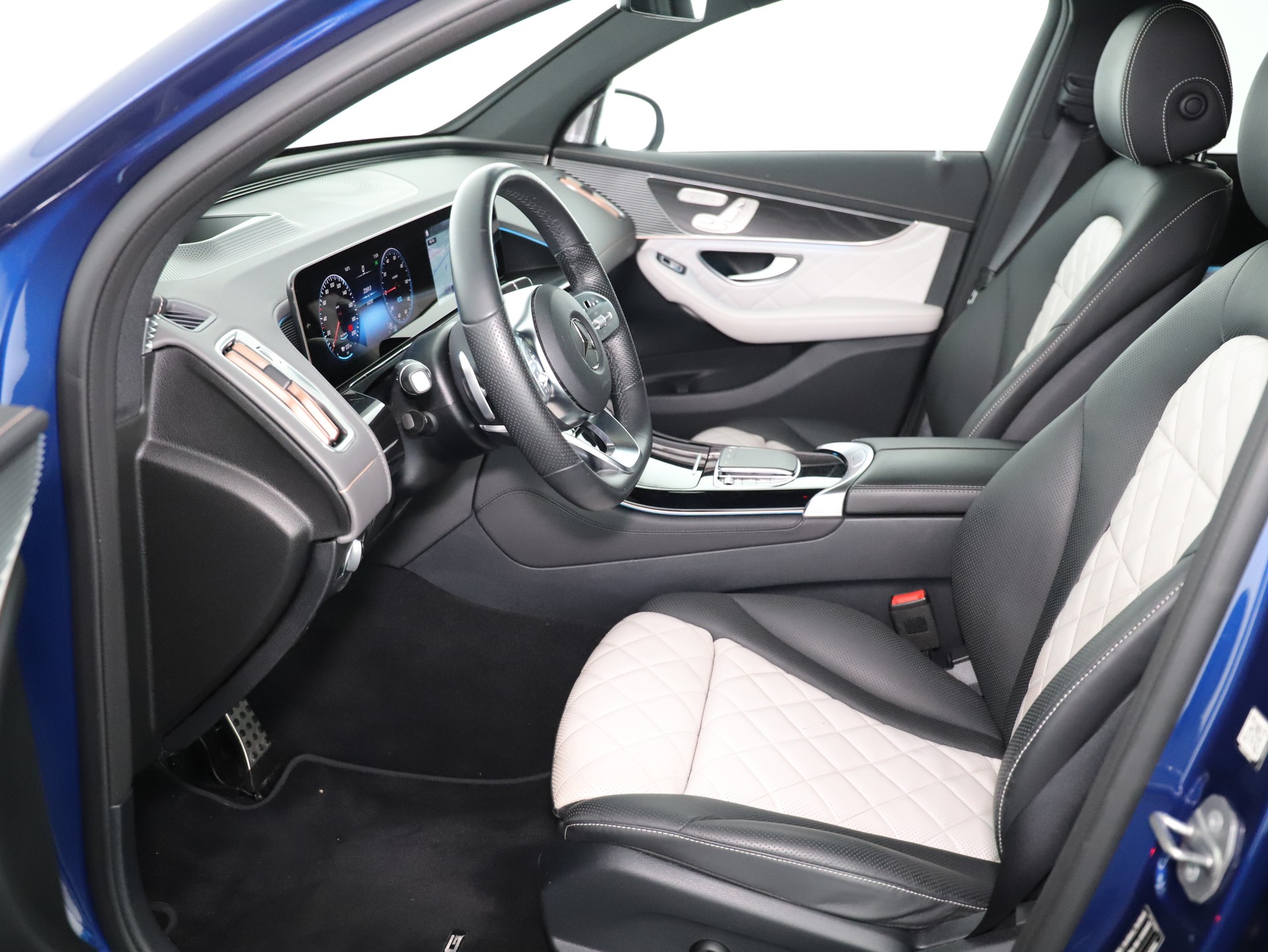 MERCEDES-BENZ EQC 400 AMG Line 4Matic-image-9