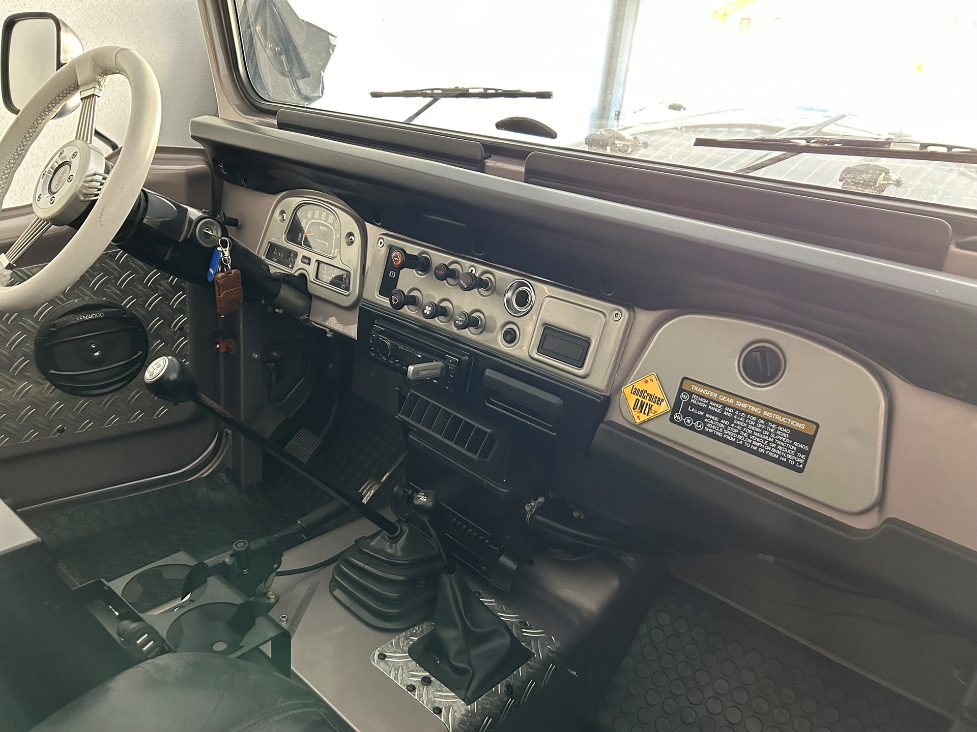 TOYOTA LAND CRUISER FJ 40-image-3