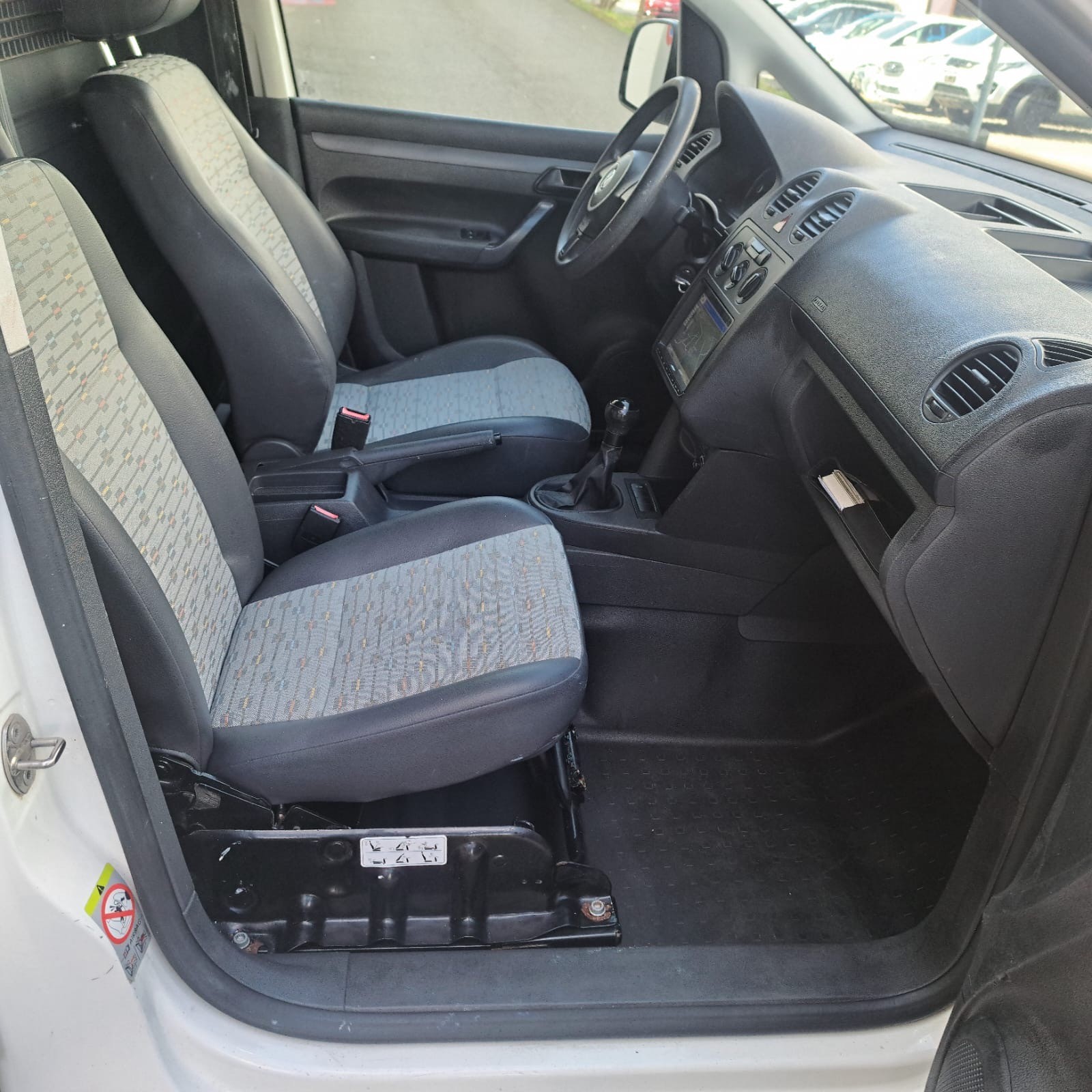 VW Caddy 1.2TSI Entry-image-12