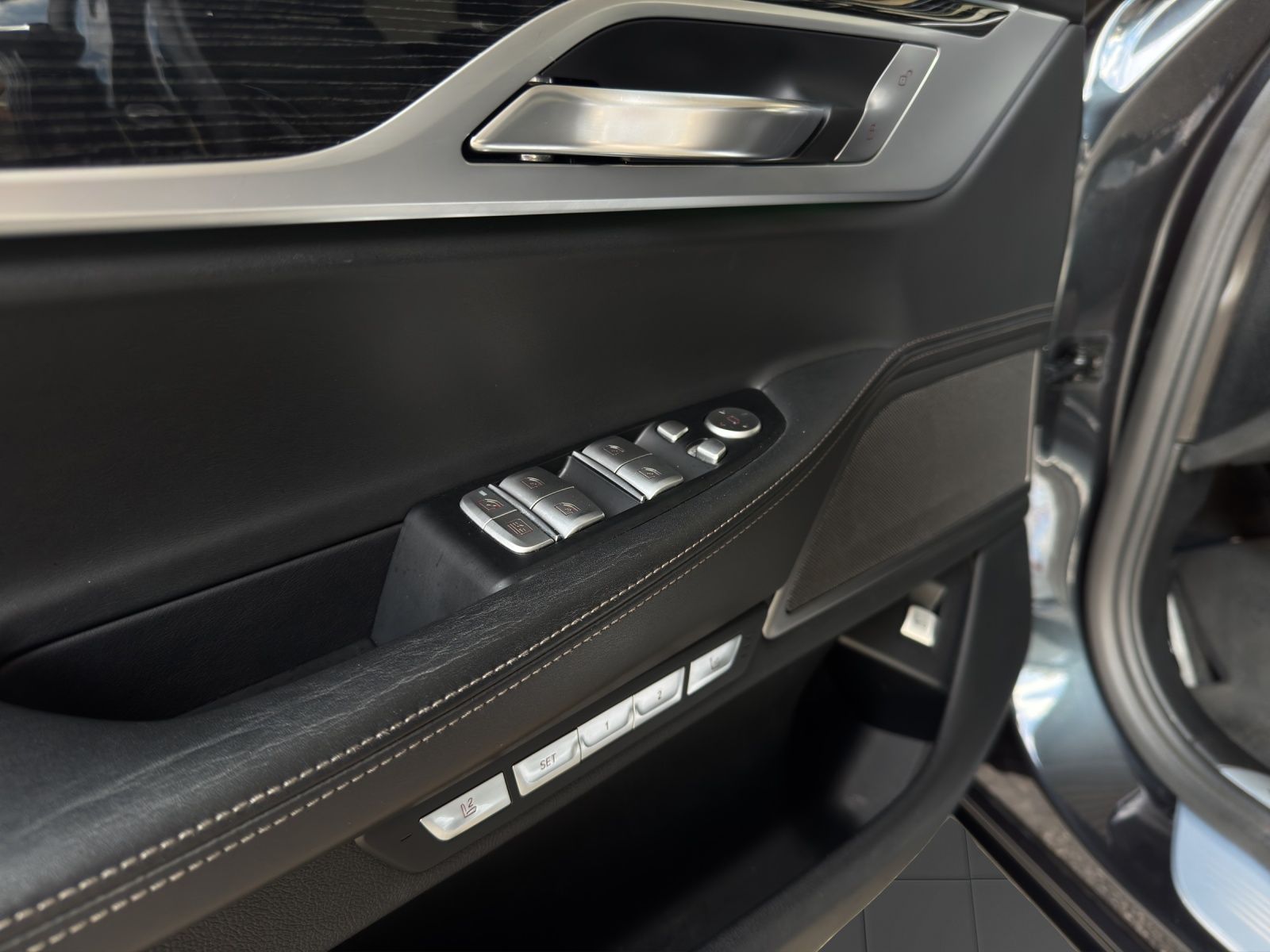 BMW 740 d xDrive Steptronic-image-24
