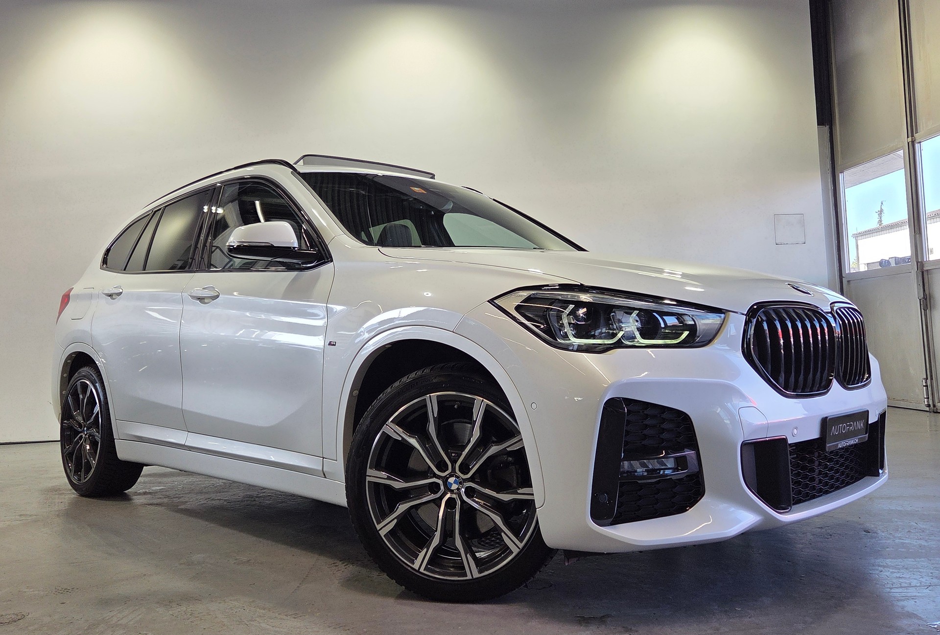 BMW X1 20d xDrive M-Sport-showroom-element-2