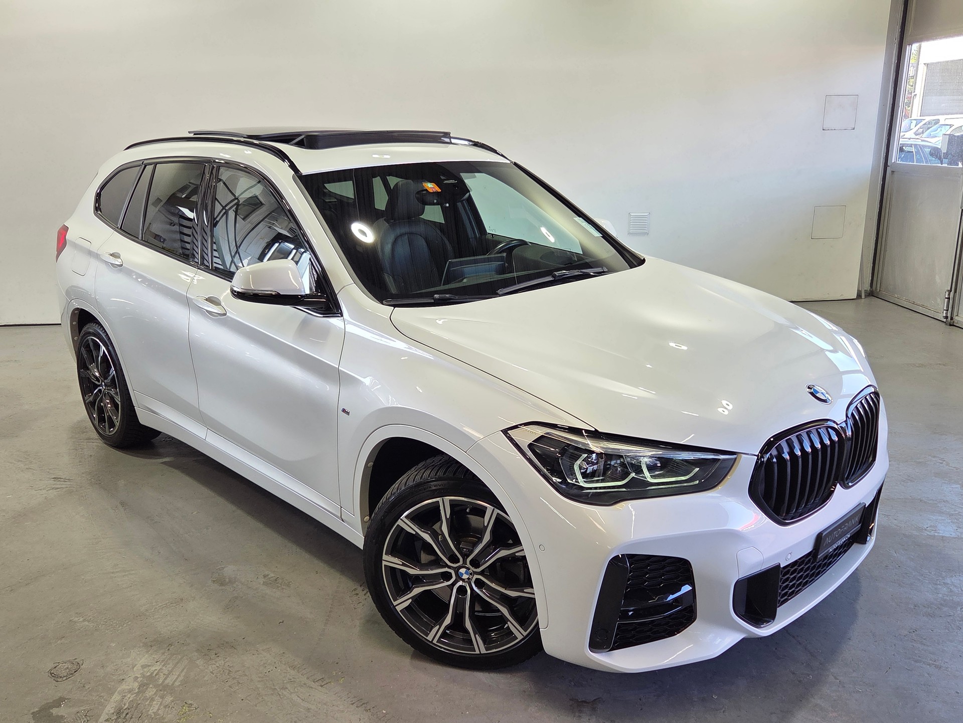 BMW X1 20d xDrive M-Sport-showroom-element-3