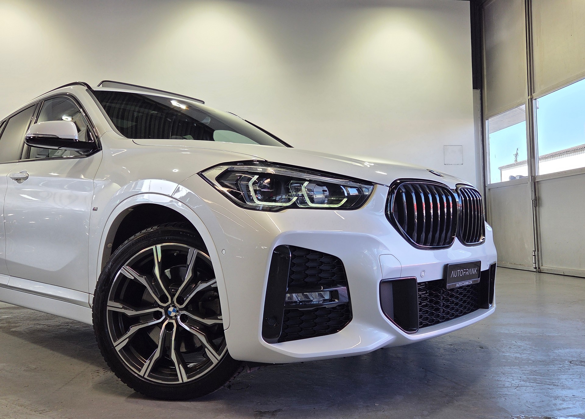 BMW X1 20d xDrive M-Sport-showroom-element-1