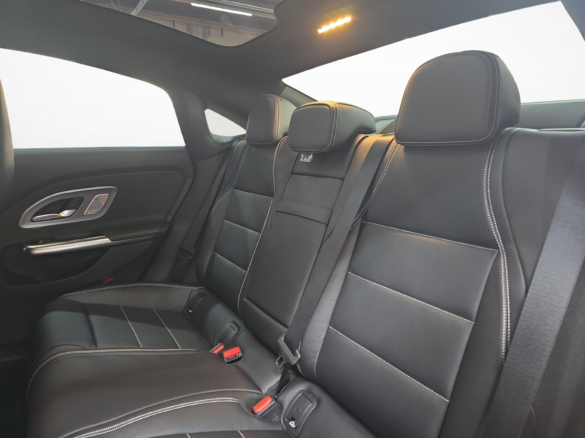 MERCEDES-BENZ CLA 180 AMG Line-image-7