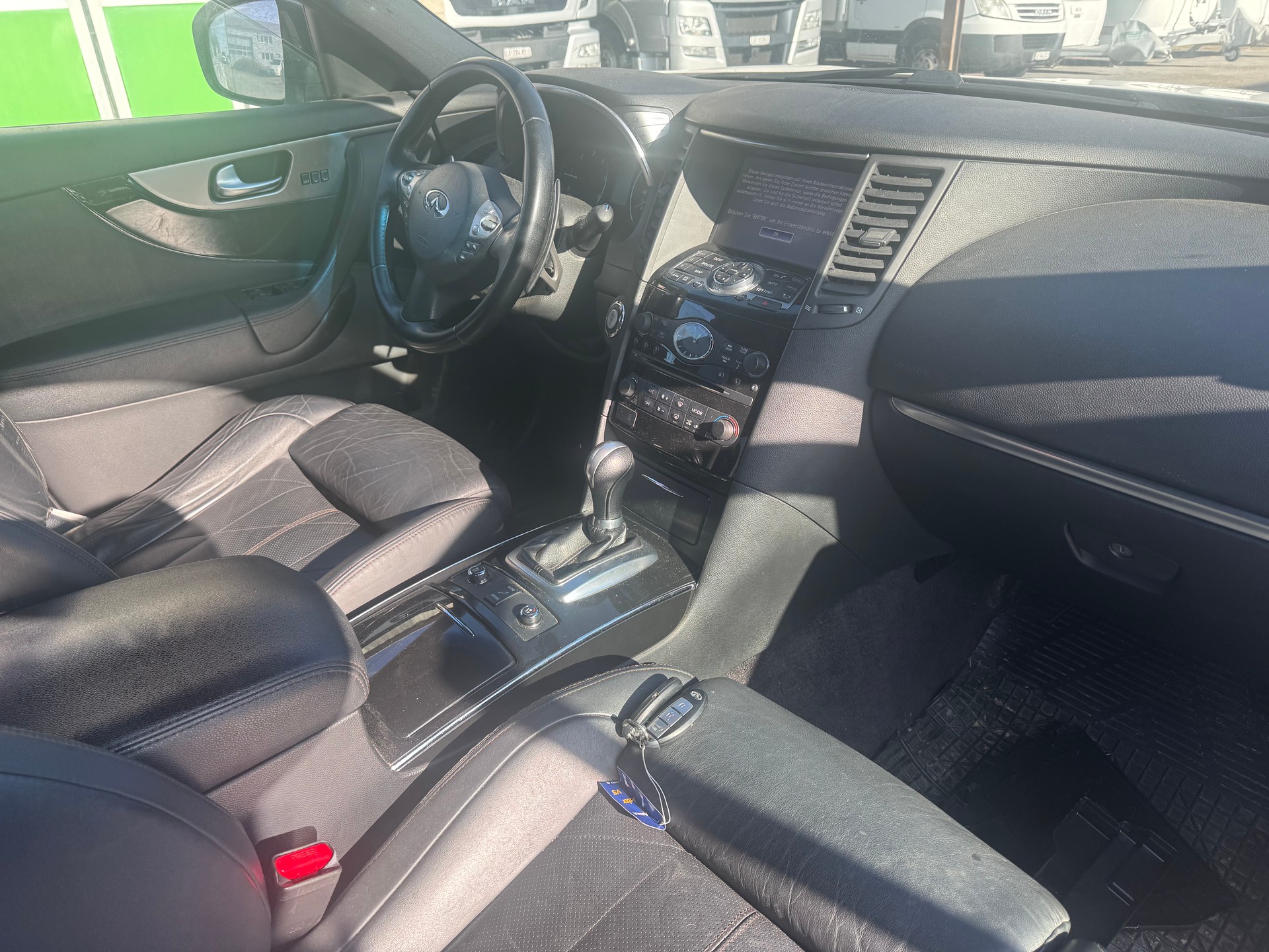 INFINITI QX70 3.0d S AWD Automatic-image-4