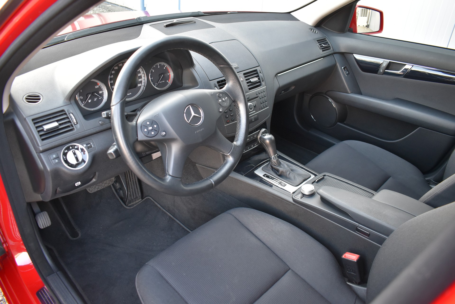 MERCEDES-BENZ C 220 CDI BlueEfficiency Automatic-image-9