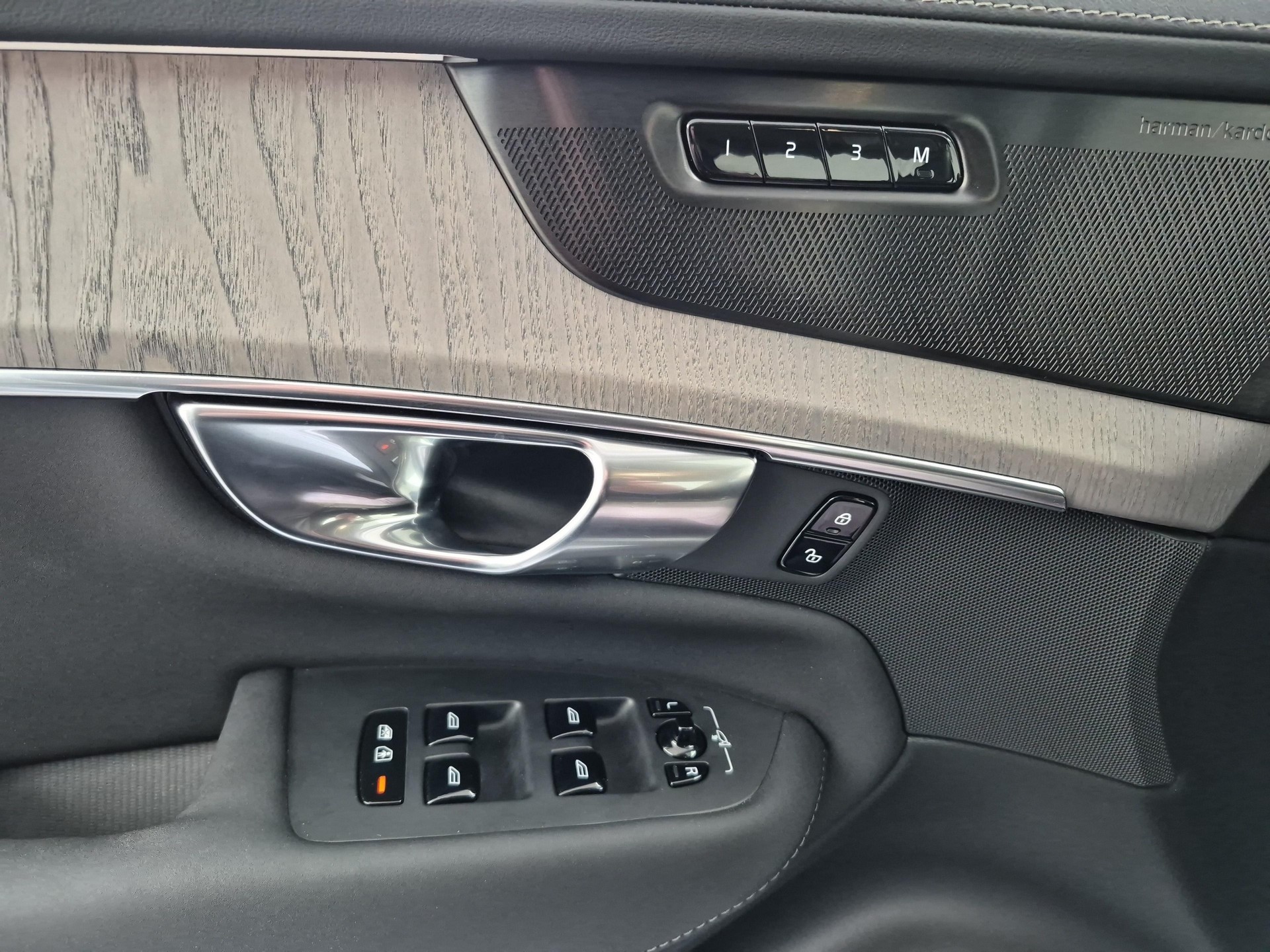 VOLVO XC90 2.0 B5 MH Plus Bright AWD-image-16