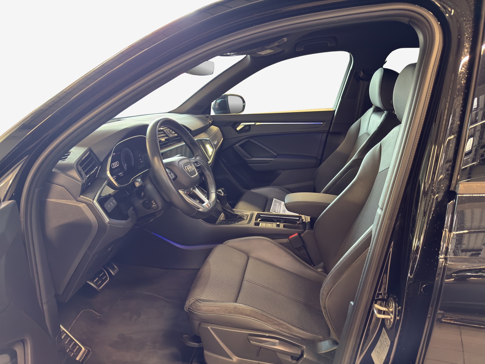 AUDI Q3 45 TFSI e Attraction S-tronic-image-8