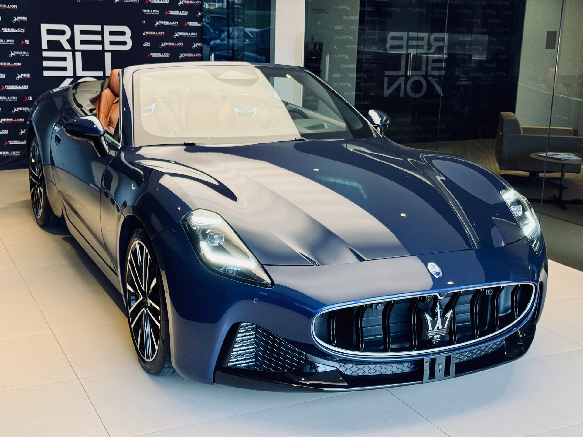 MASERATI GranCabrio Modena-showroom-element-2