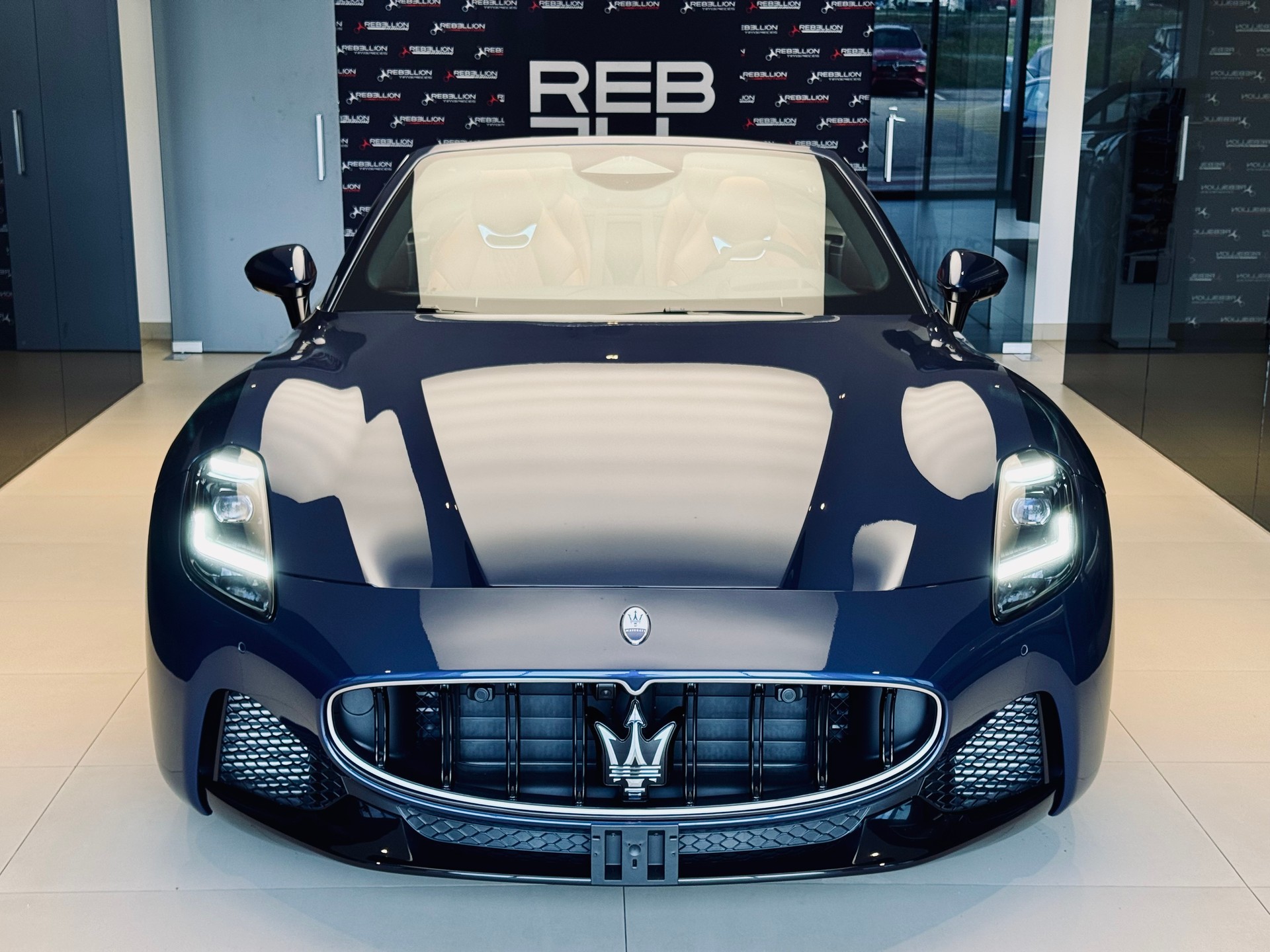 MASERATI GranCabrio Modena-showroom-element-1