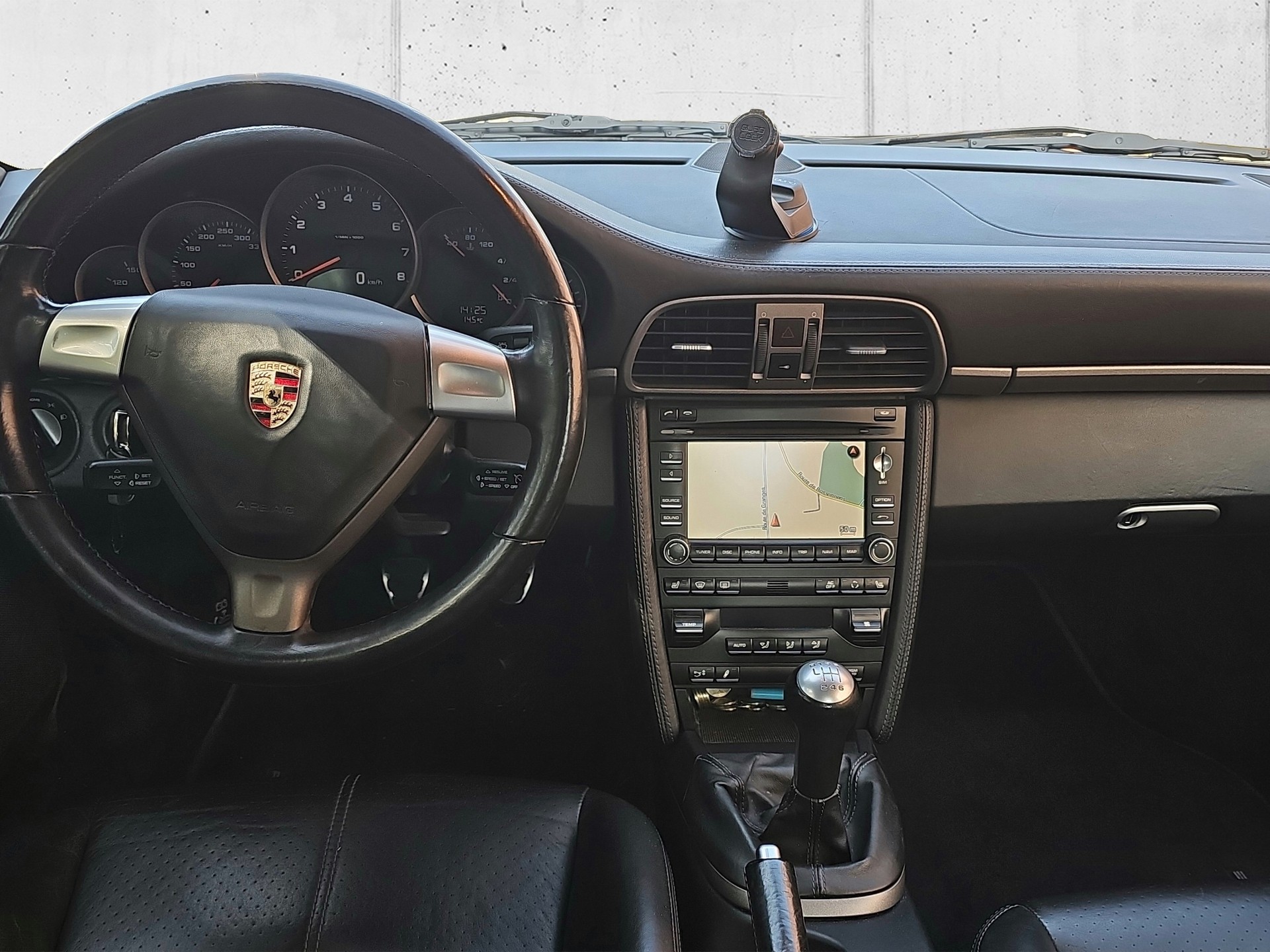 PORSCHE 911 Carrera 4-image-12