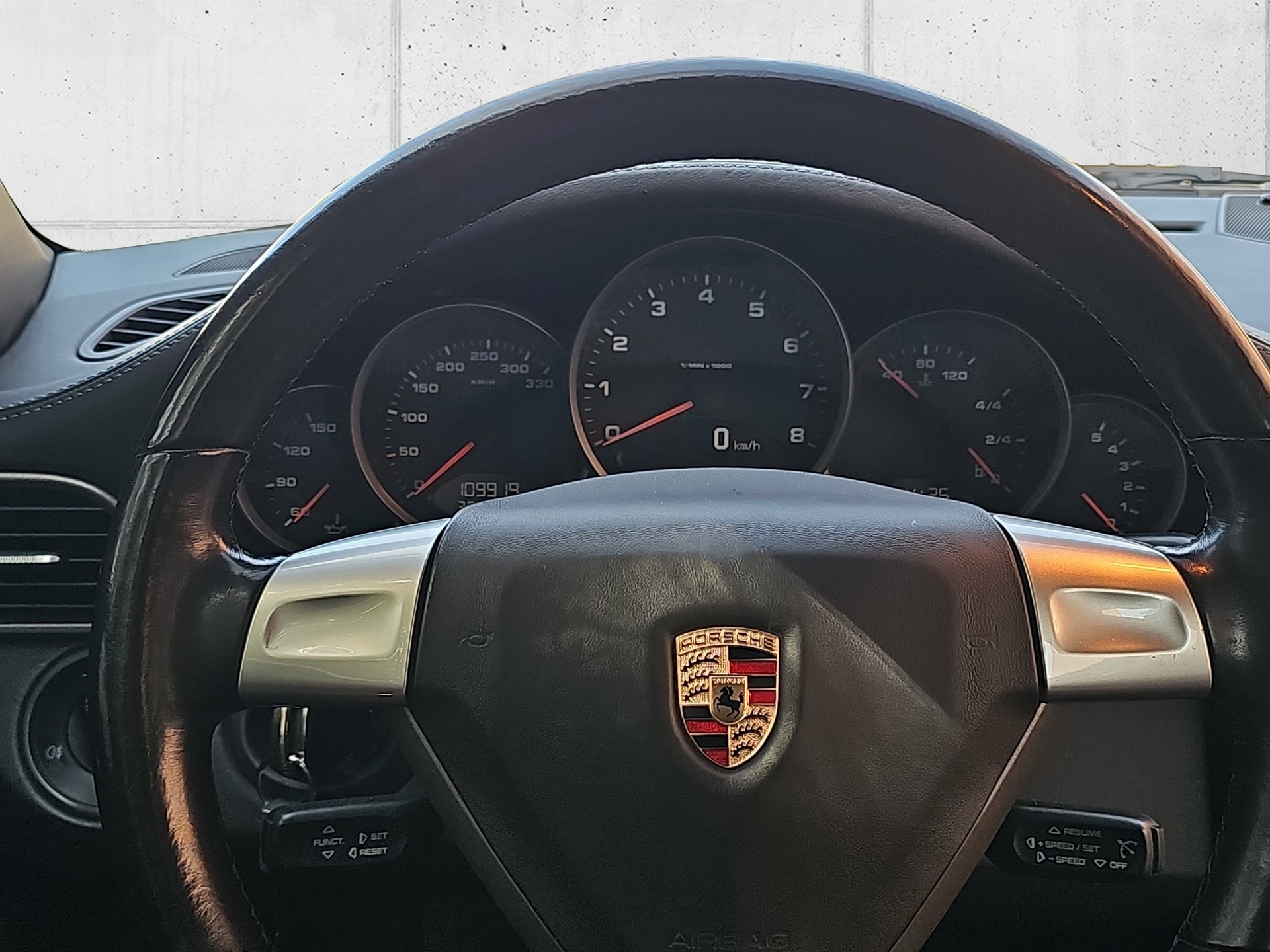 PORSCHE 911 Carrera 4-image-14
