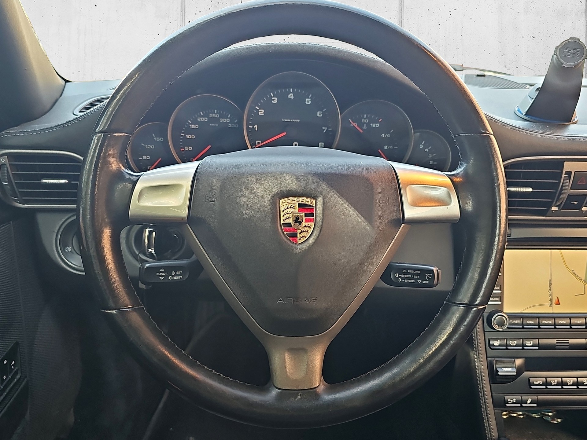 PORSCHE 911 Carrera 4-image-13