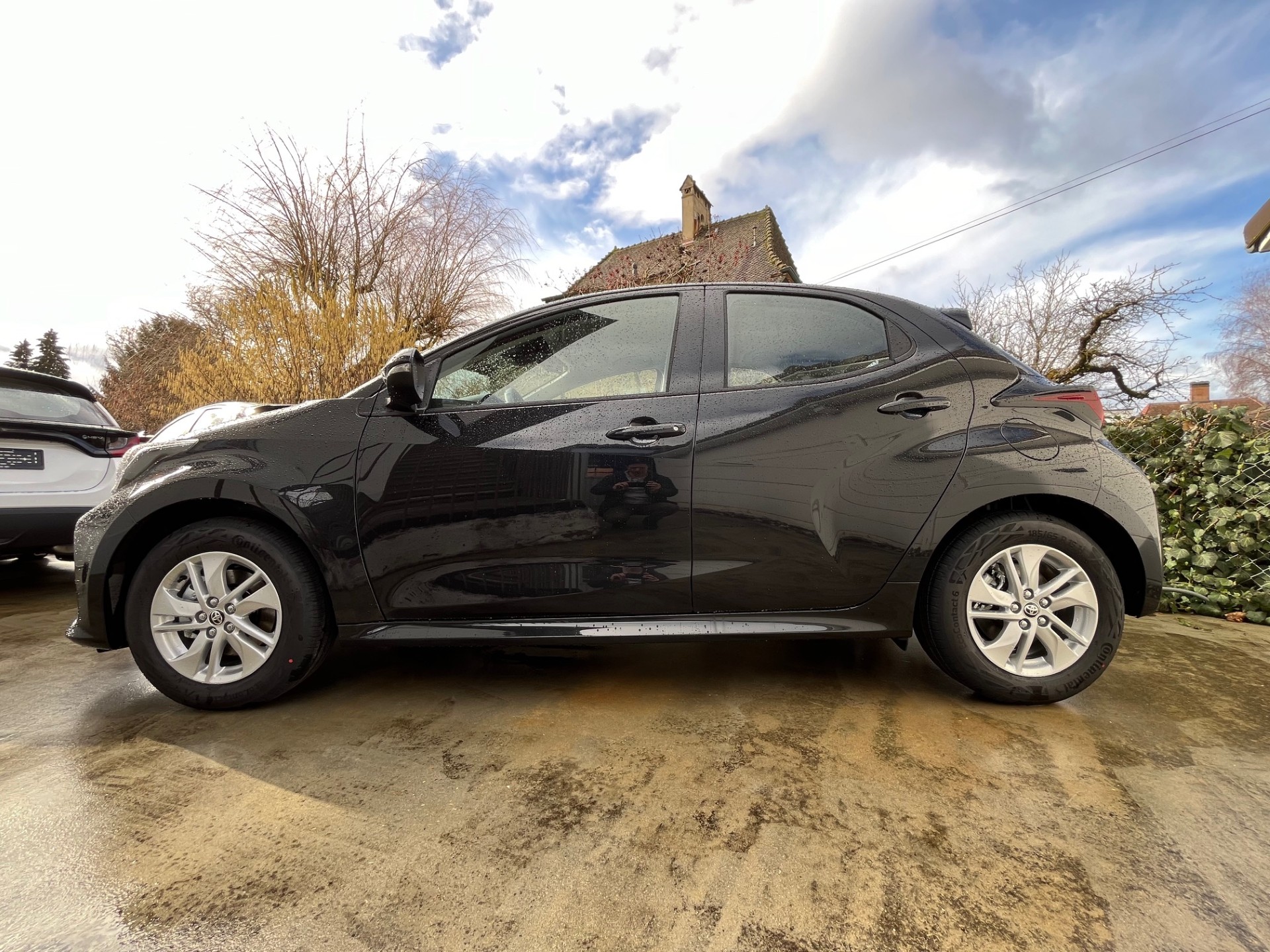 TOYOTA Yaris 1.5 Comfort e-CVT-image-2