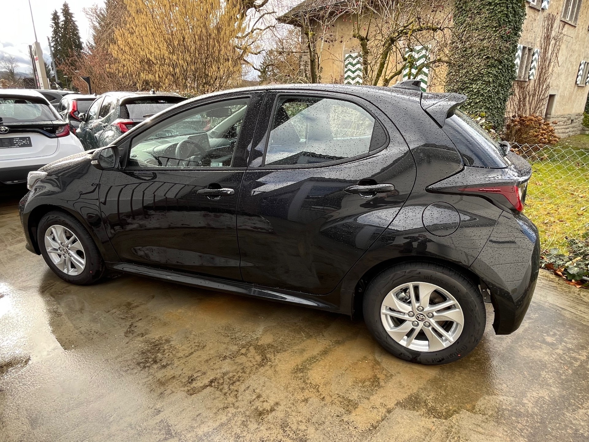 TOYOTA Yaris 1.5 Comfort e-CVT-image-3