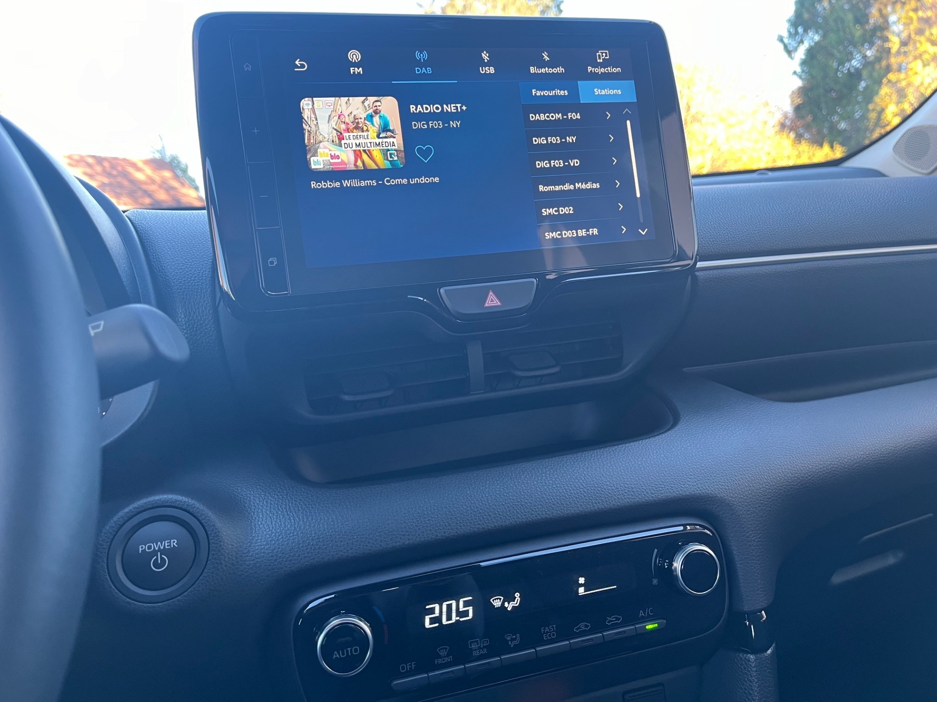 TOYOTA Yaris 1.5 Comfort e-CVT-image-15