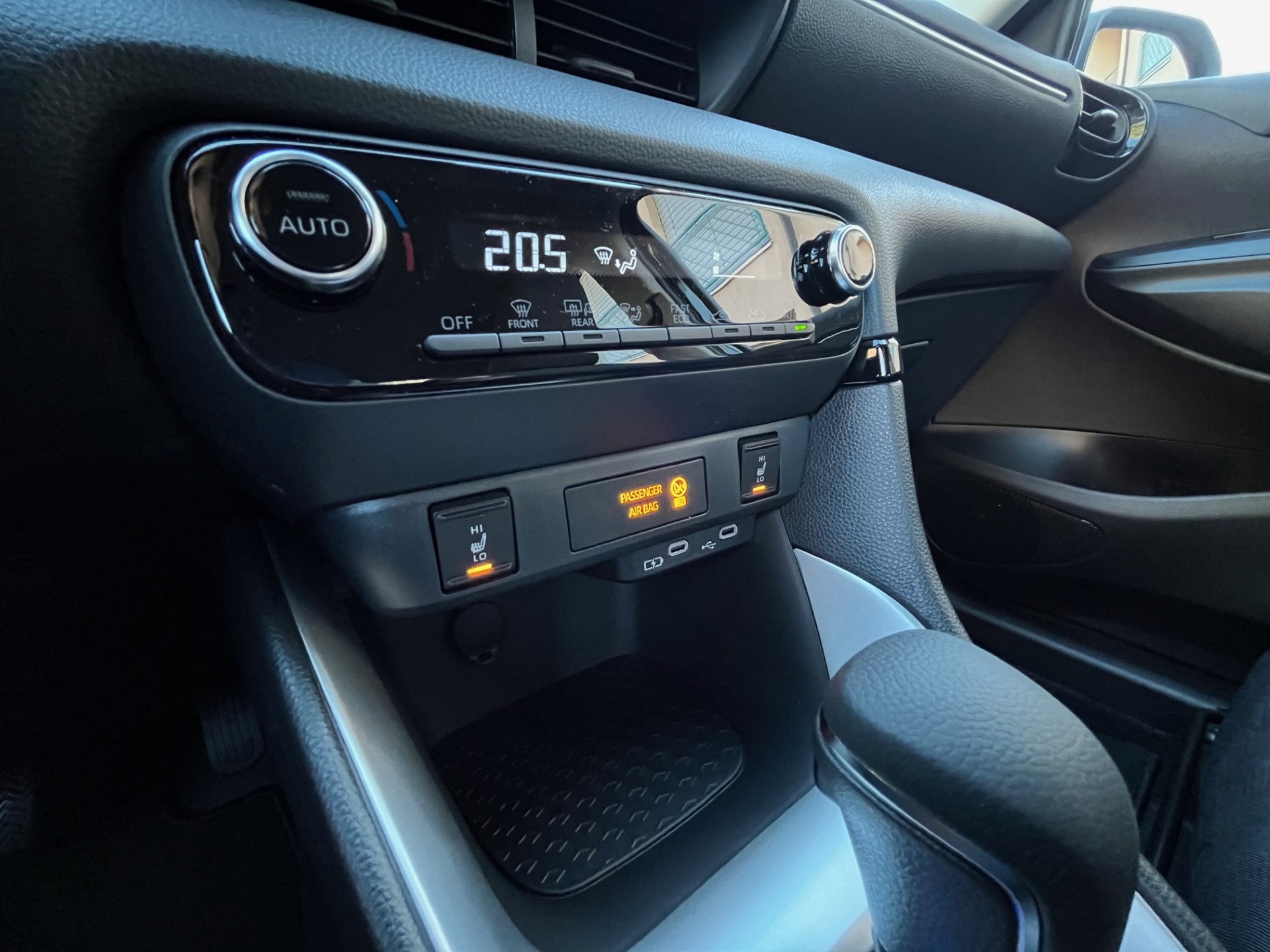 TOYOTA Yaris 1.5 Comfort e-CVT-image-12