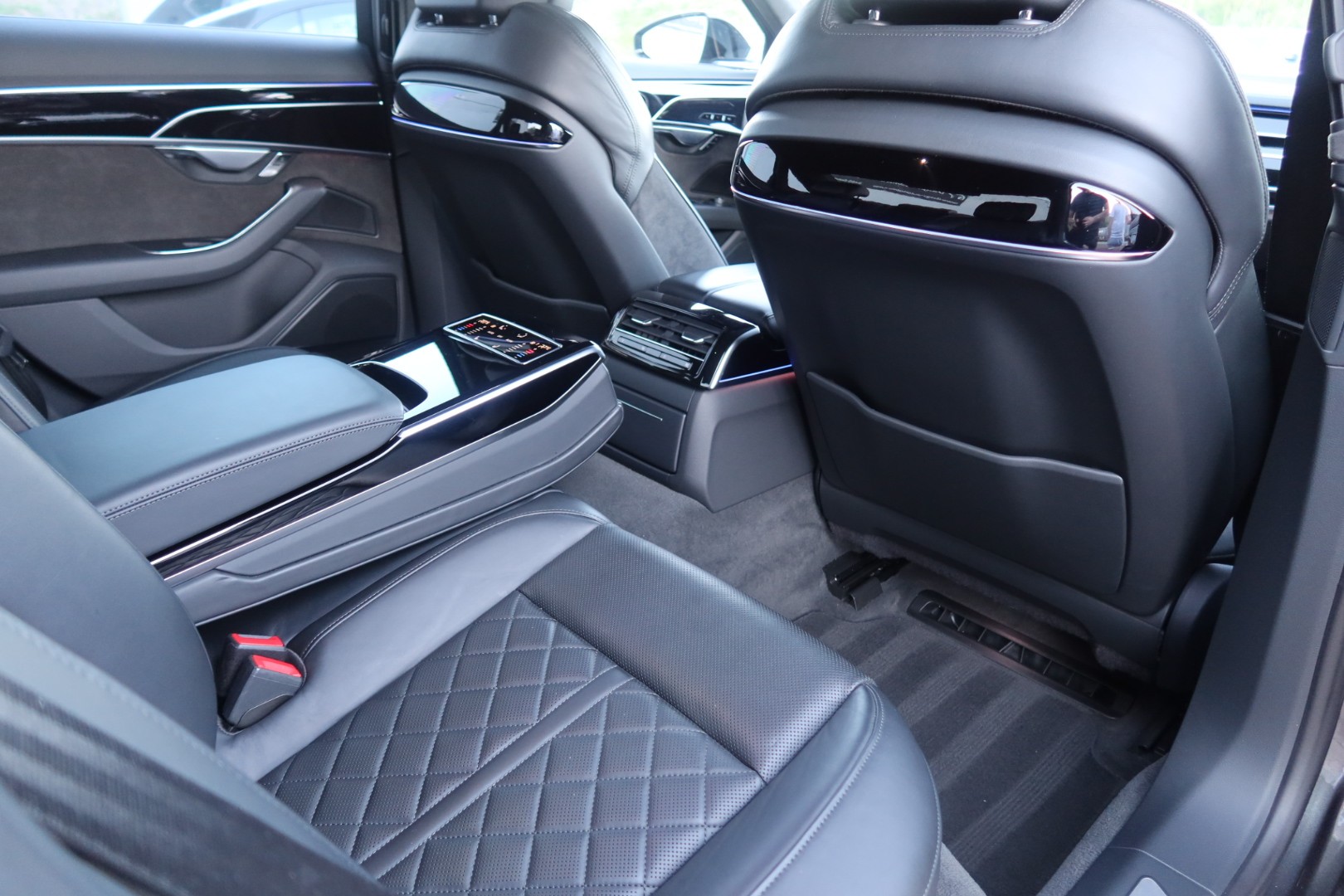 AUDI A8 55 L TFSI quattro tiptronic-image-17