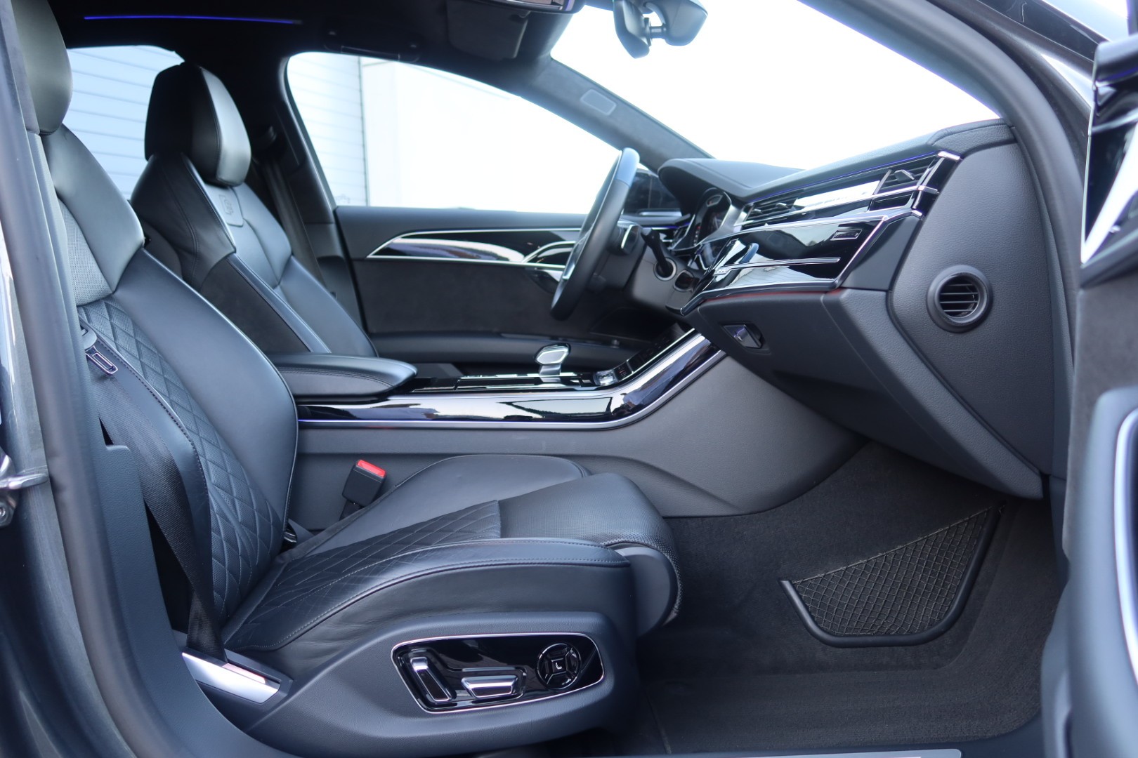 AUDI A8 55 L TFSI quattro tiptronic-image-14