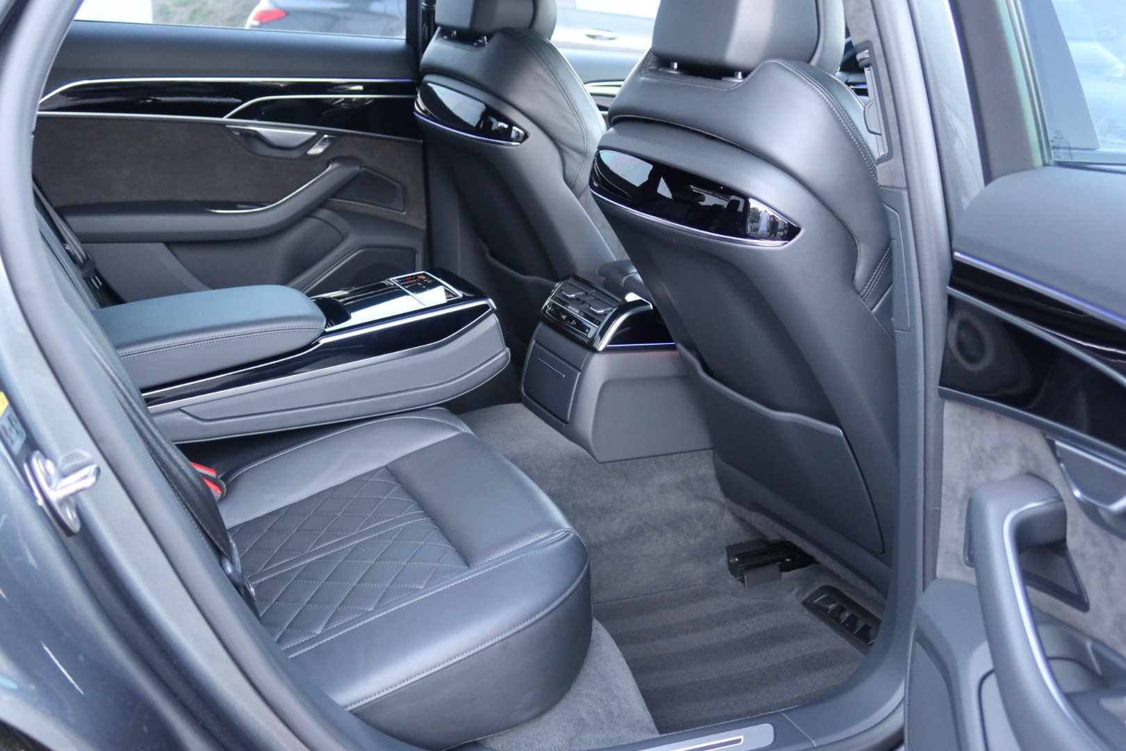AUDI A8 55 L TFSI quattro tiptronic-image-16
