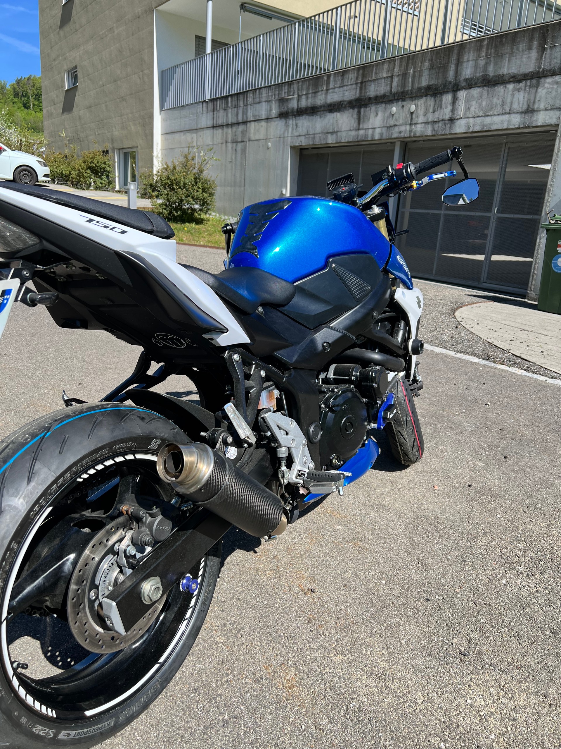 SUZUKI GSR 750 ABS-image-6