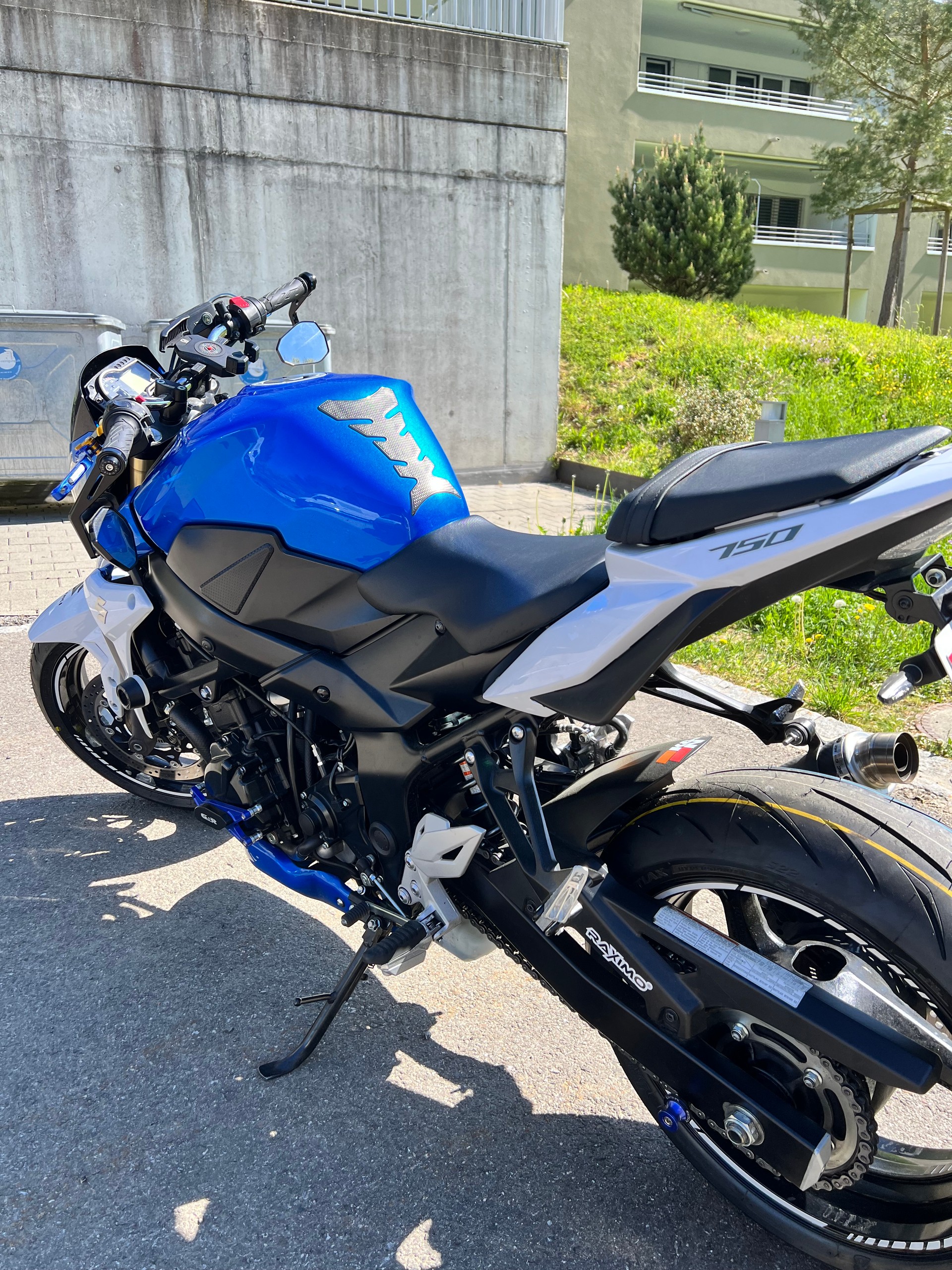SUZUKI GSR 750 ABS-image-7