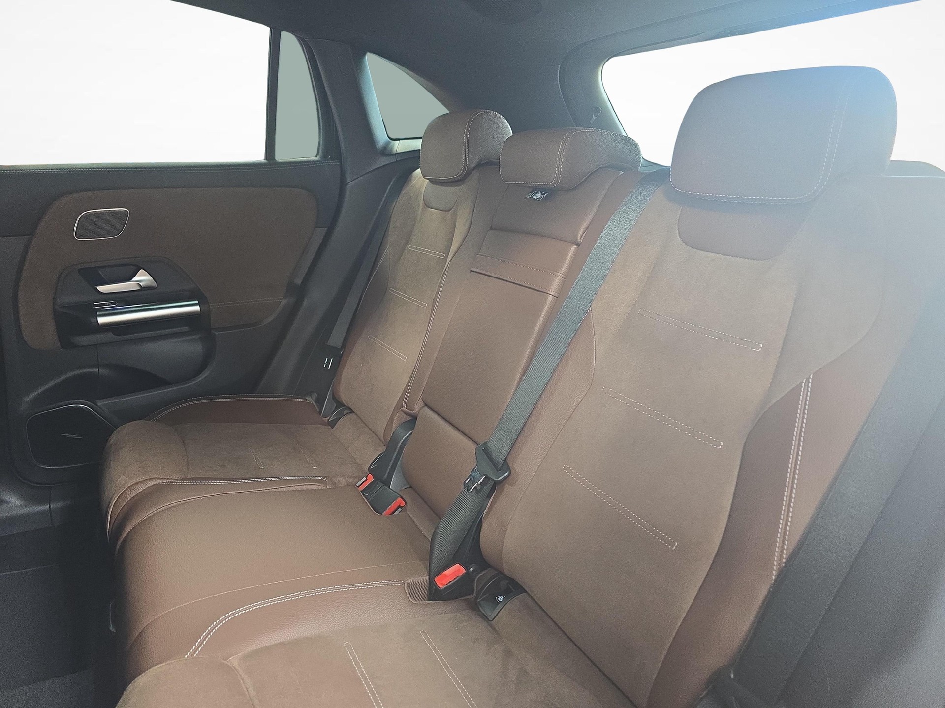 MERCEDES-BENZ GLA 250 4MATIC Swiss Star AMG Line-image-8