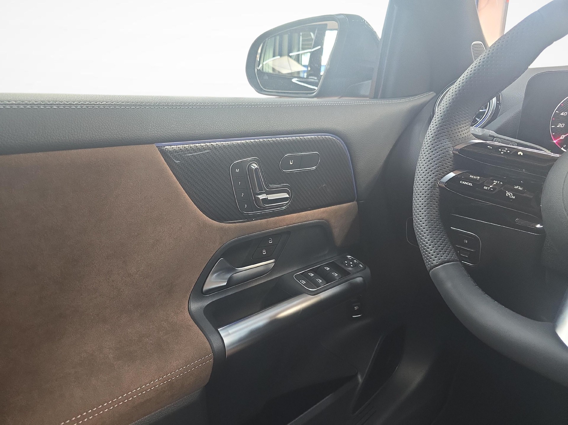 MERCEDES-BENZ GLA 250 4MATIC Swiss Star AMG Line-image-6