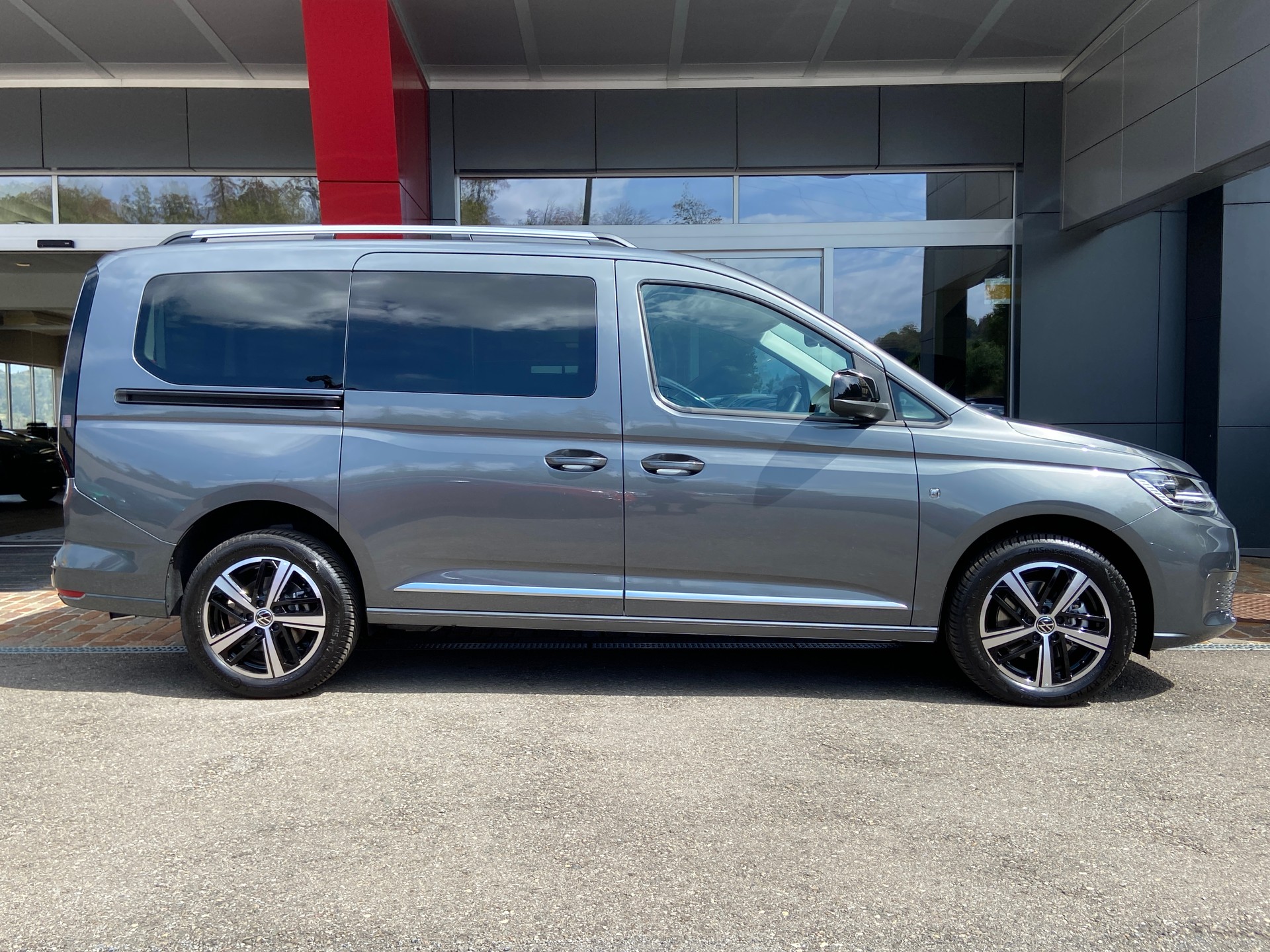VW Caddy Maxi Kombi Premium 1.5 TSI DSG Rollstuhltransport 5+1 Plätze-image-23