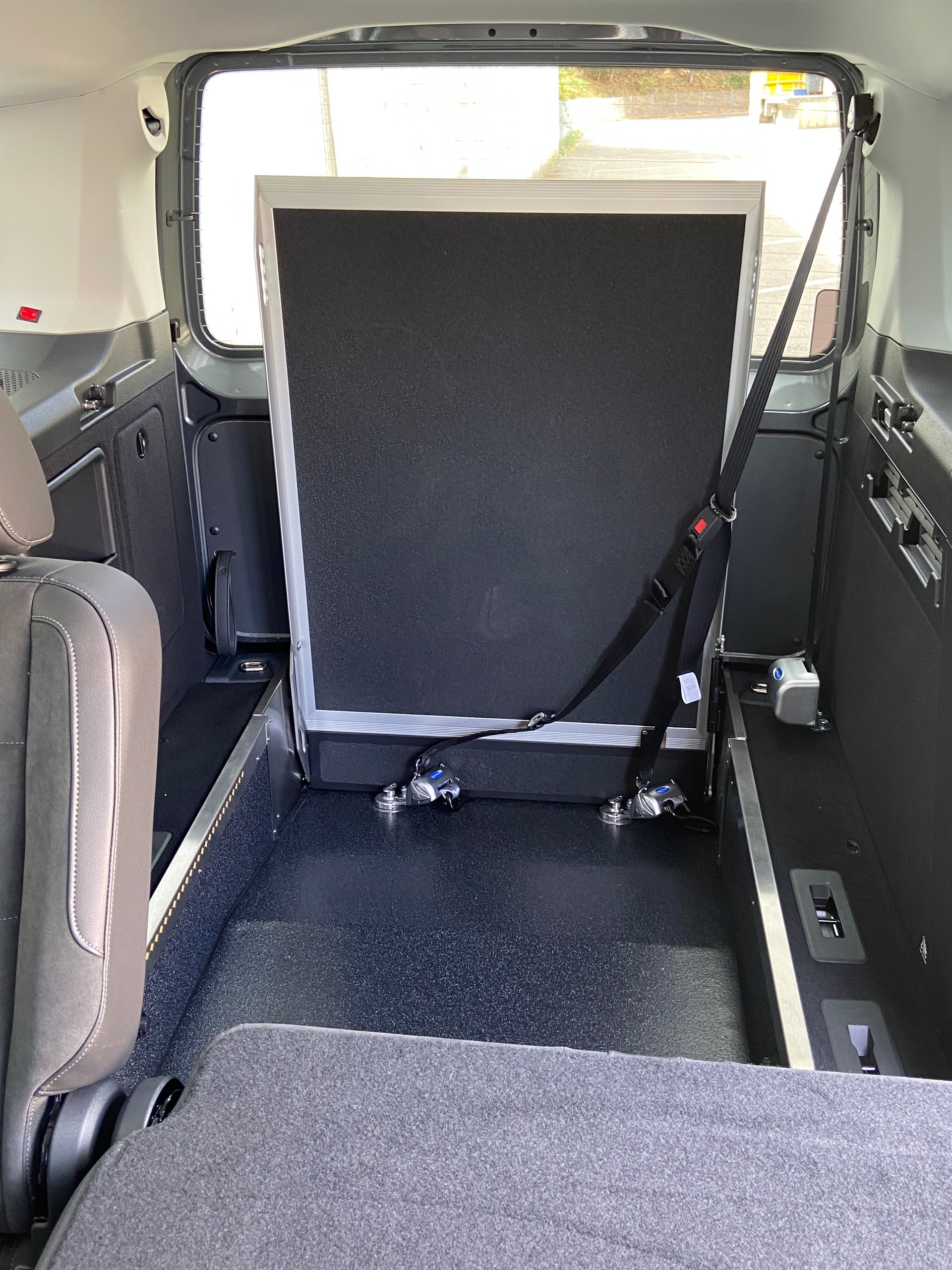 VW Caddy Maxi Kombi Premium 1.5 TSI DSG Rollstuhltransport 5+1 Plätze-image-17