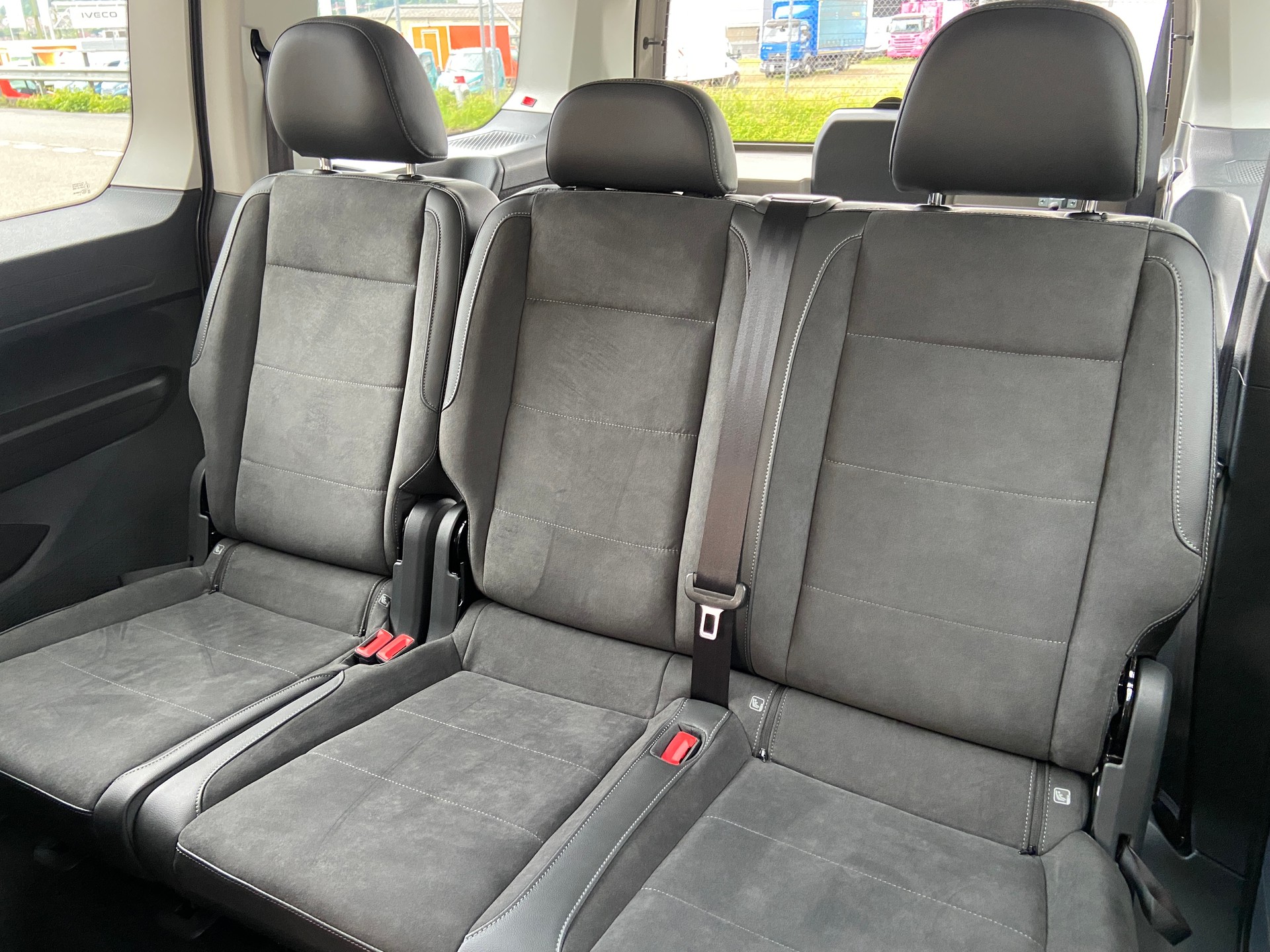 VW Caddy Maxi Kombi Premium 1.5 TSI DSG Rollstuhltransport 5+1 Plätze-image-4