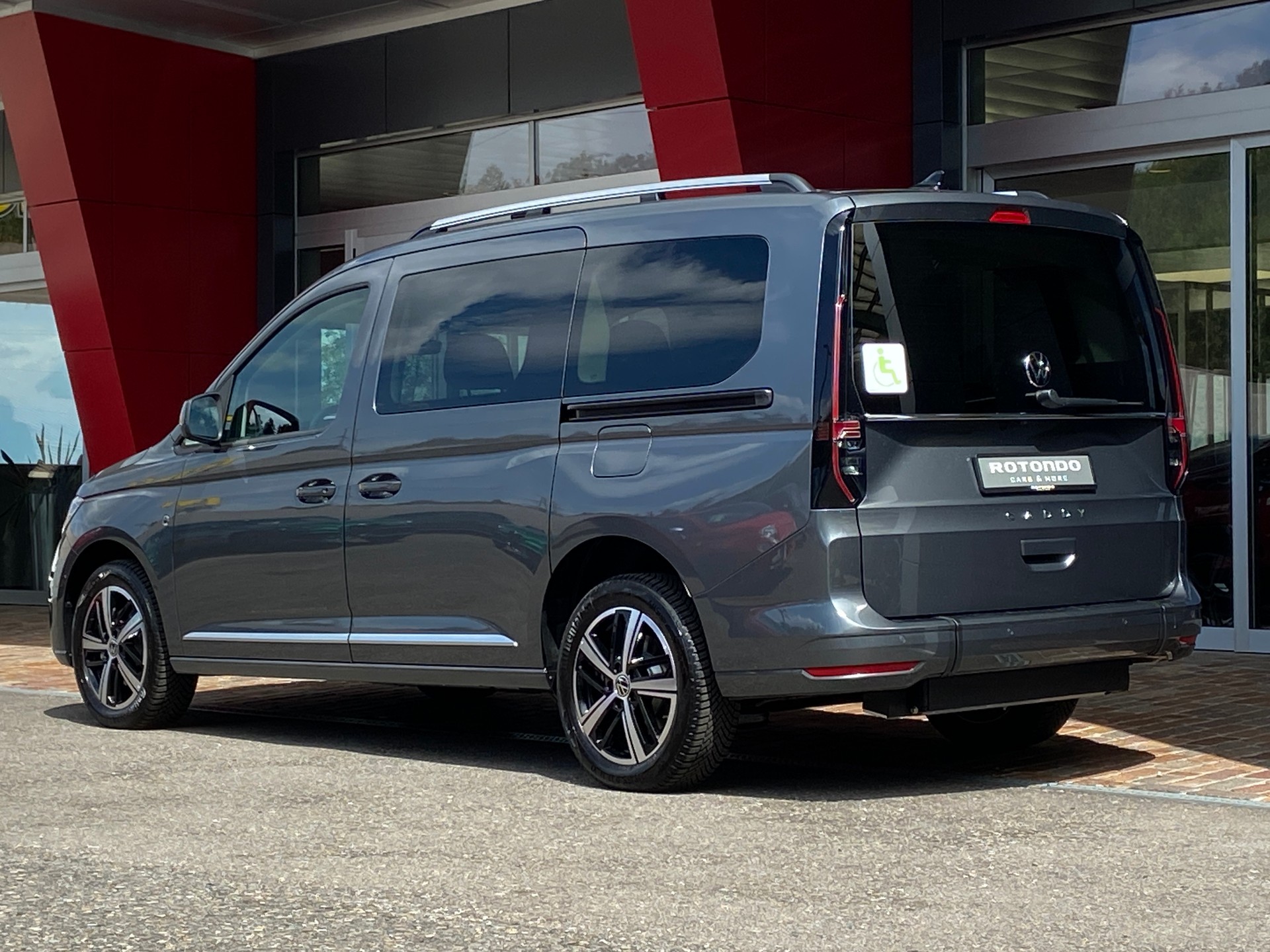 VW Caddy Maxi Kombi Premium 1.5 TSI DSG Rollstuhltransport 5+1 Plätze-image-24