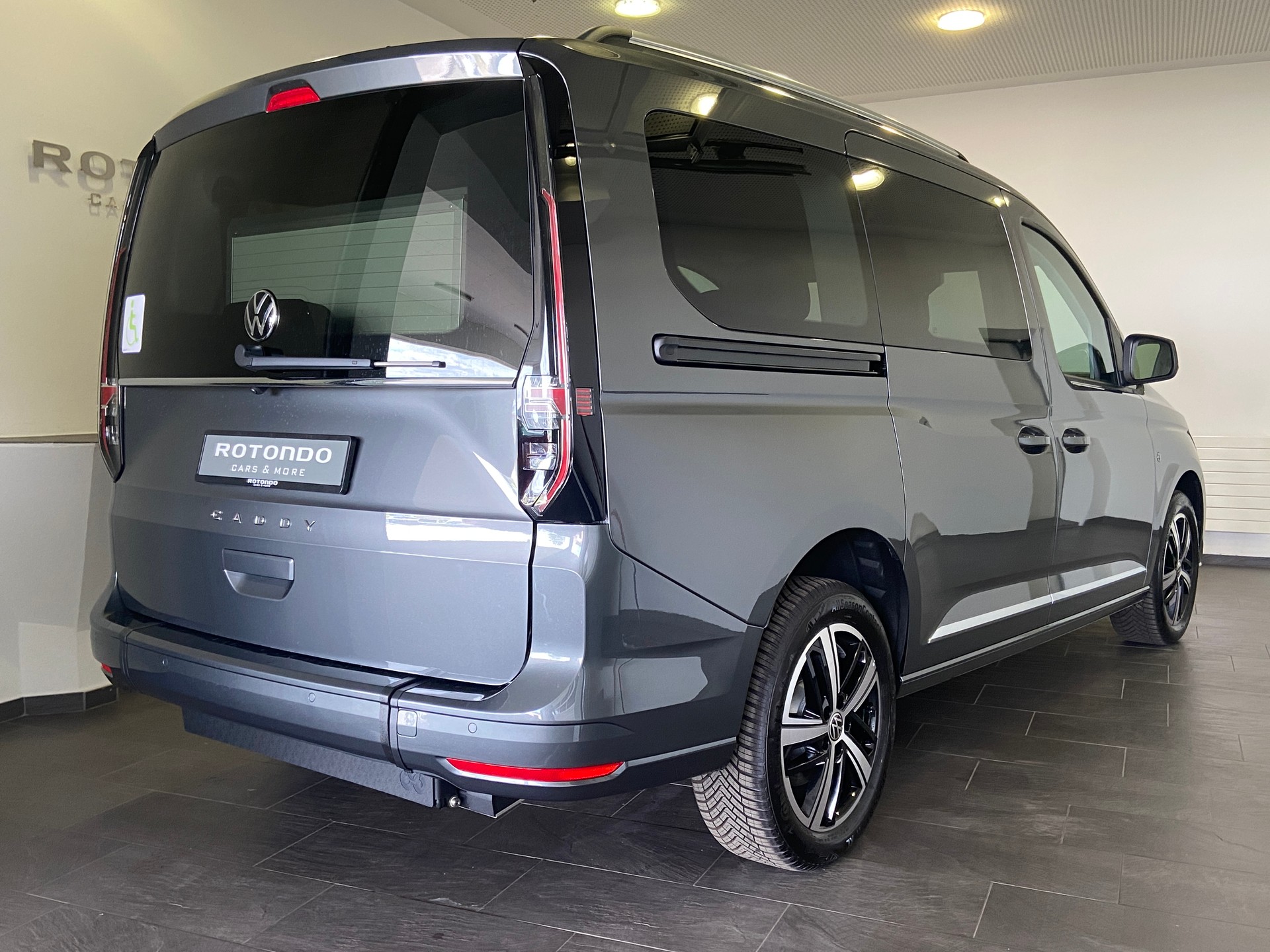 VW Caddy Maxi Kombi Premium 1.5 TSI DSG Rollstuhltransport 5+1 Plätze-image-2