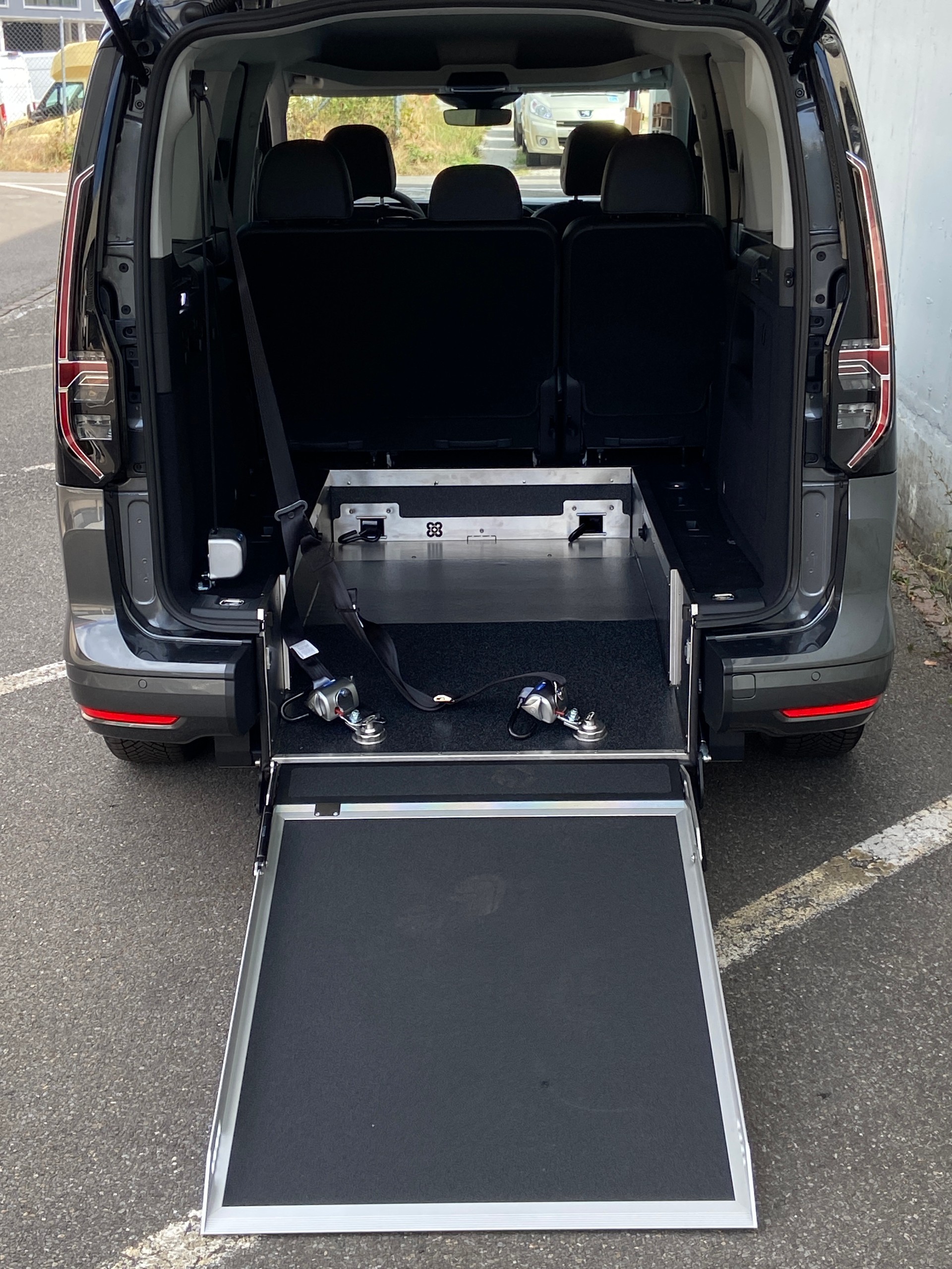 VW Caddy Maxi Kombi Premium 1.5 TSI DSG Rollstuhltransport 5+1 Plätze-image-21