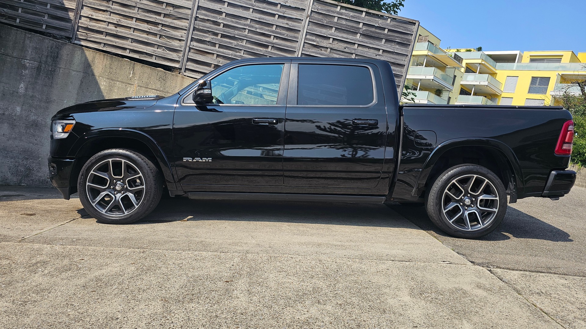 DODGE RAM 5.7 V8 Laramie-image-1