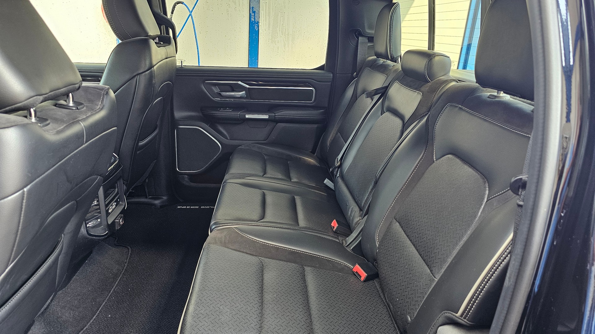 DODGE RAM 5.7 V8 Laramie-image-9