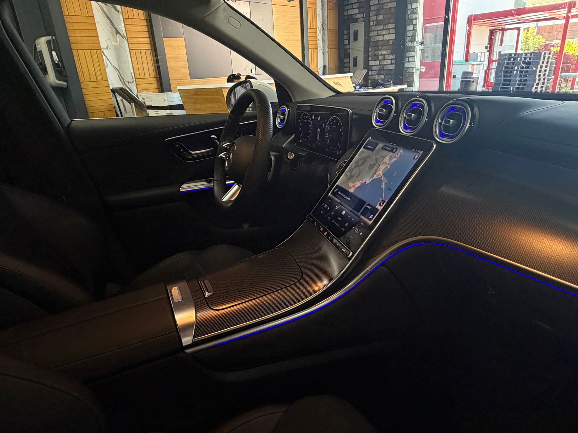 MERCEDES-BENZ GLC 300 4Matic AMG Line 9G-Tronic-image-23